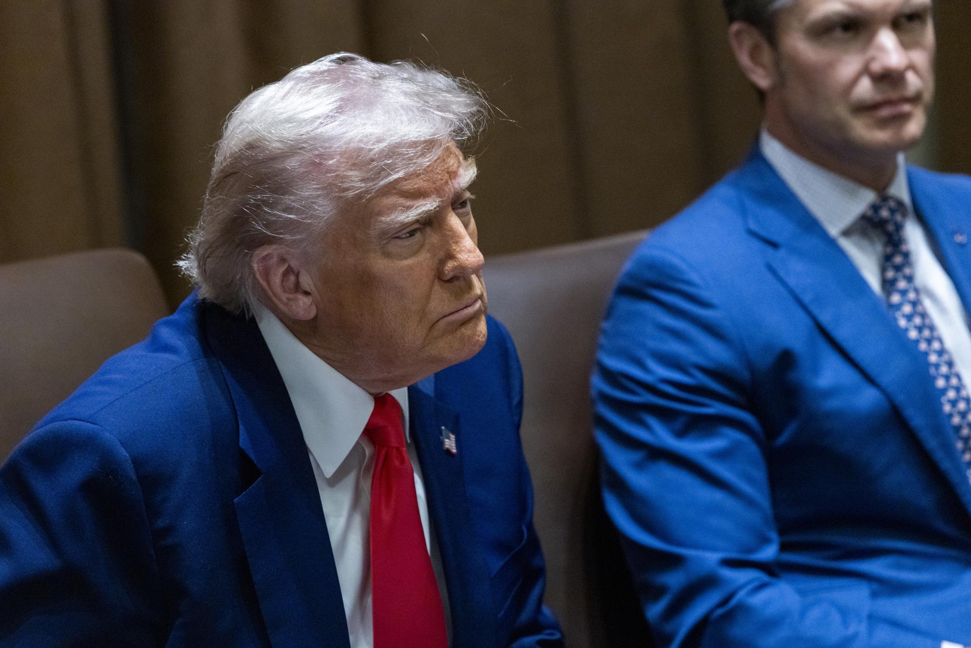 El presidente de Estados Unidos, Donald J. Trump (izq.), en la Sala del Gabinete de la Casa Blanca, en Washington, DC, EE.UU., el 10 de abril de 2025. EFE/EPA/SHAWN THEW / POOL