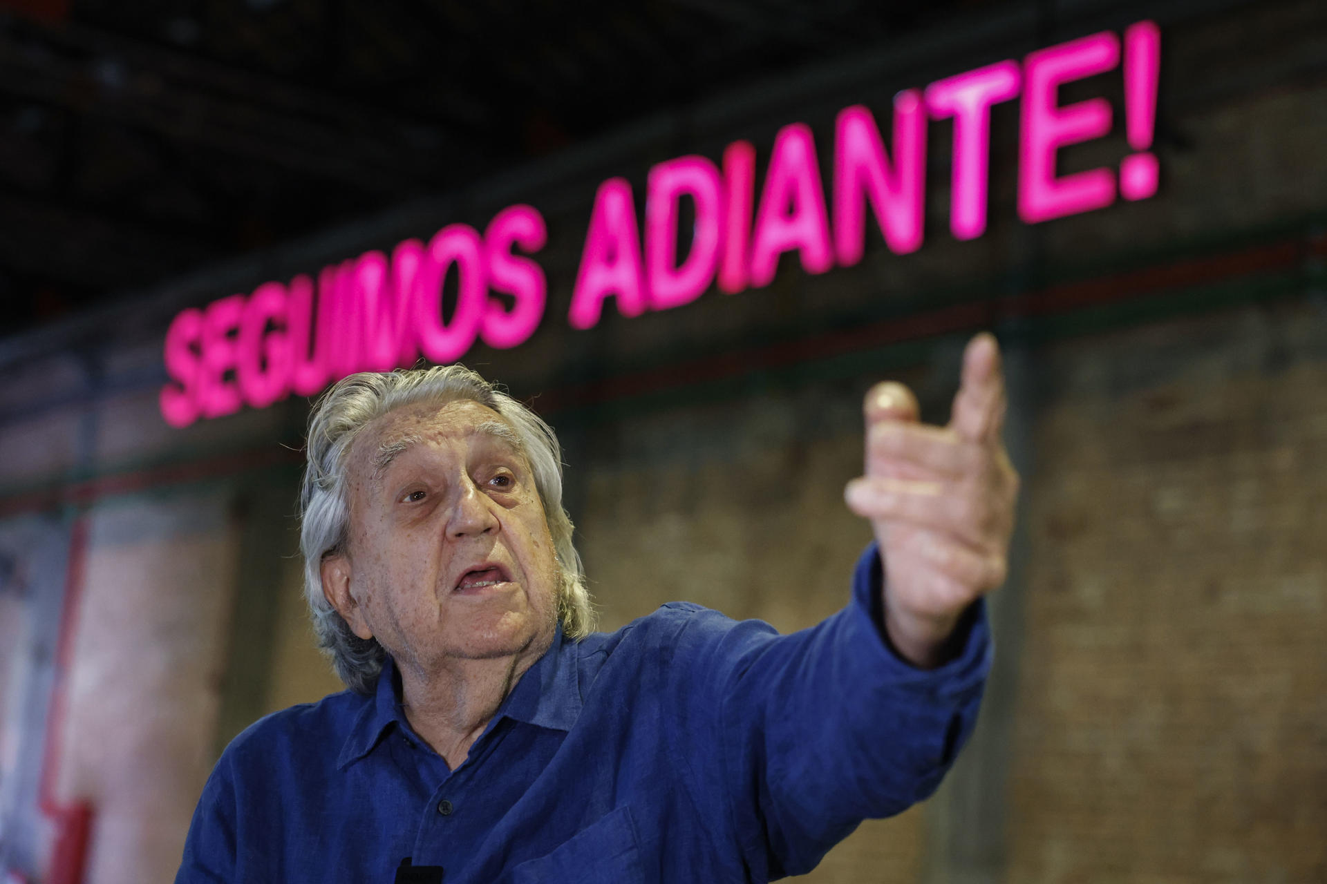 El artista catalán Antoni Muntadas habla durante una entrevista con EFE en el centro cultural Sesc Pompeia, en Sao Paulo (Brasil). EFE/ Sebastiao Moreira