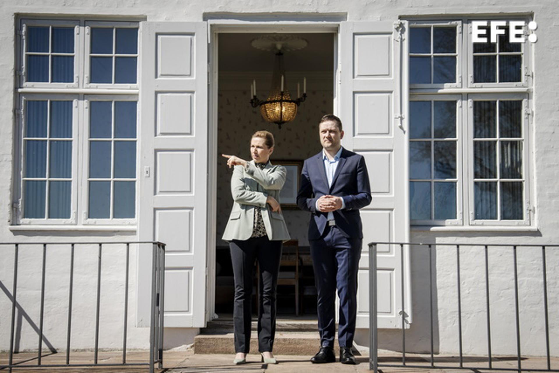 La primera ministra danesa, Mette Frederiksen, y el presidente de Groenlandia, Jens-Frederik Nielsen, en la residencia de la mandataria danesa Marienborg en Kongens Lyngby (Dinamarca), el 27 de April 2025. EFE/EPA/MADS CLAUS RASMUSSEN DENMARK OUT