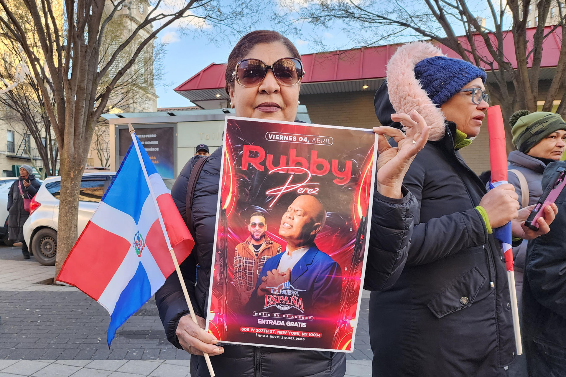 Una mujer sostiene un cartel del cantante Rubby Pérez durante una vigilia por las victimas del accidente en una discoteca de Santo Domingo este martes, en Nueva York (Estados Unidos). EFE/ Ruth Hernández