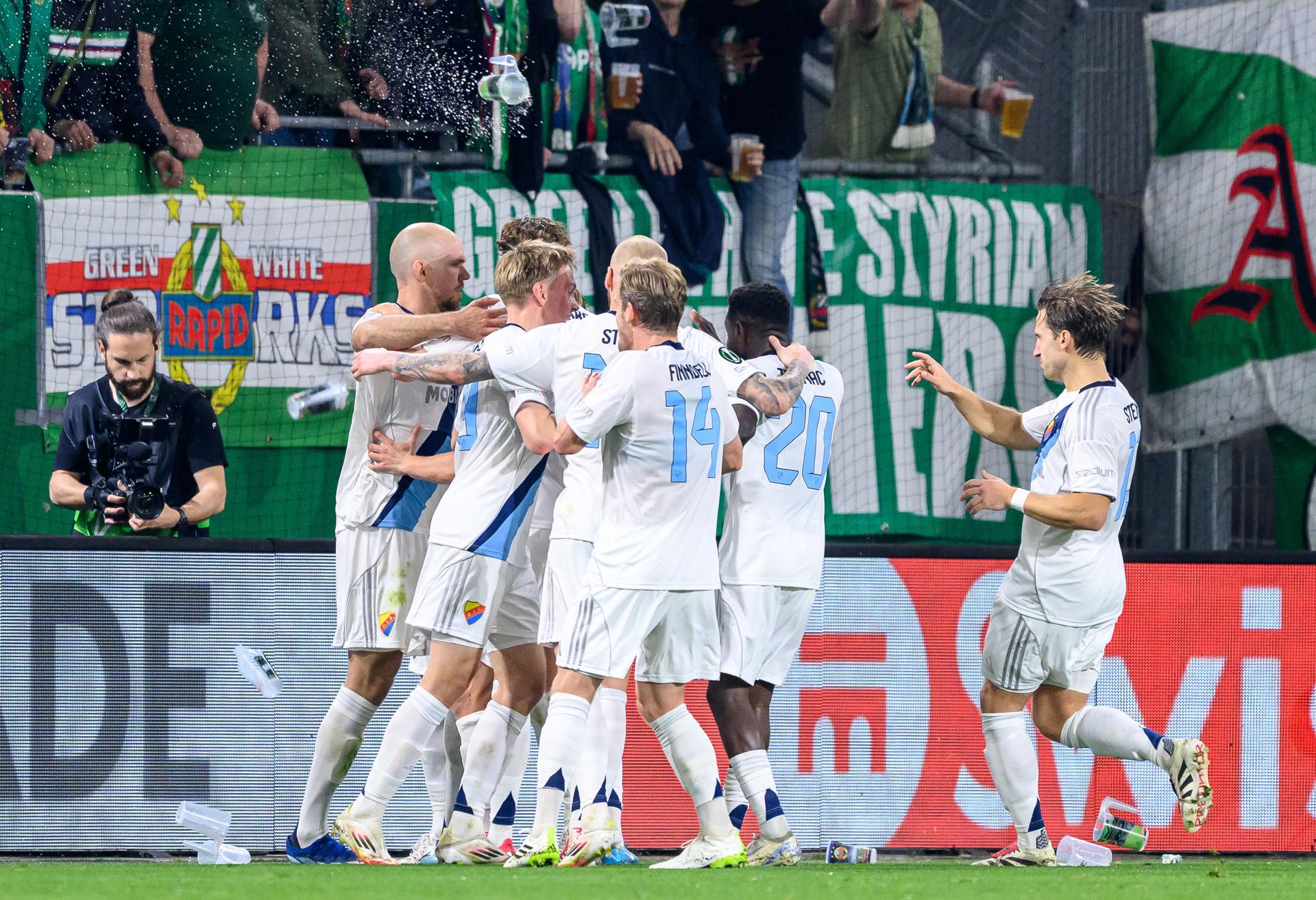 Jugadores del Djurgarden celebran uno de sus goles ante el Rapid de Viena. EFE/EPA/Max Slovencik