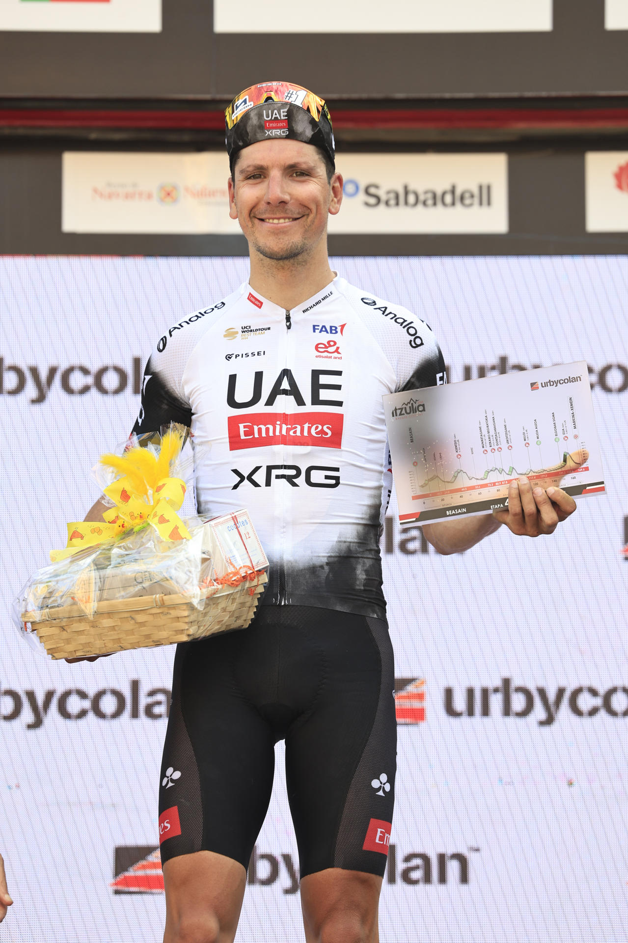 El ciclista Joao Almeida, del equipo UAE Team Emirates XRG, se ha impuesto este jueves en la meta de la cuarta etapa de la Itzulia Basque Country o Vuelta ciclista al País Vasco, de 169,6 kilómetros de recorrido entre la localidad guipuzcoana de Beasain y la vizcaína de Markina Xemein, con siete puertos de montaña, entre ellos Ixua, de primera categoría y rampas del 20 %. EFE/ Miguel Toña