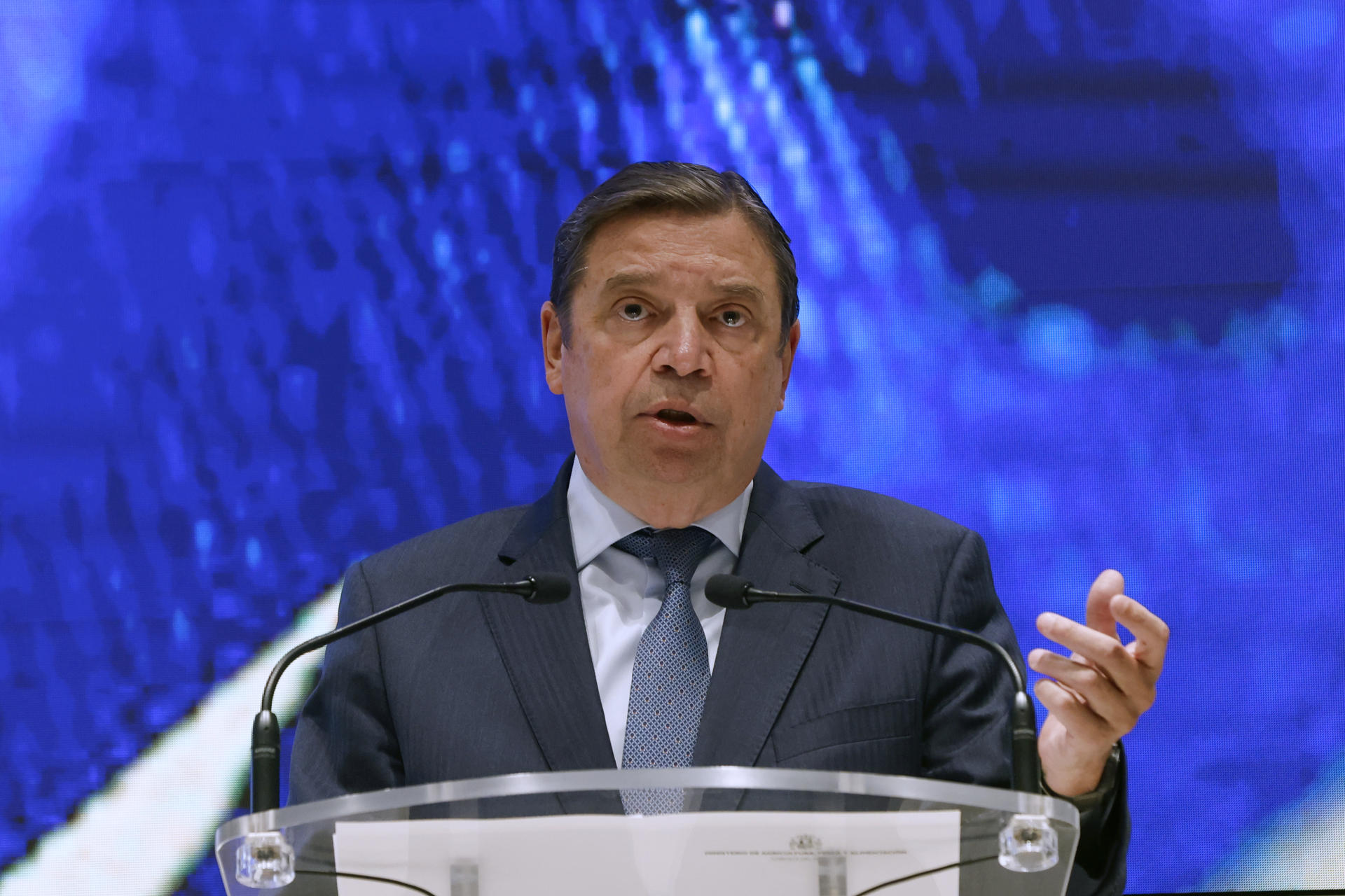 El ministro de Agricultura, Pesca y Alimentación, Luis Planas, en una rueda de prensa el pasado 14 de abril tras su encuentro con las organizaciones agrarias Asaja, COAG, UPA y Unión de Uniones en Madrid. EFE/ Blanca Millez