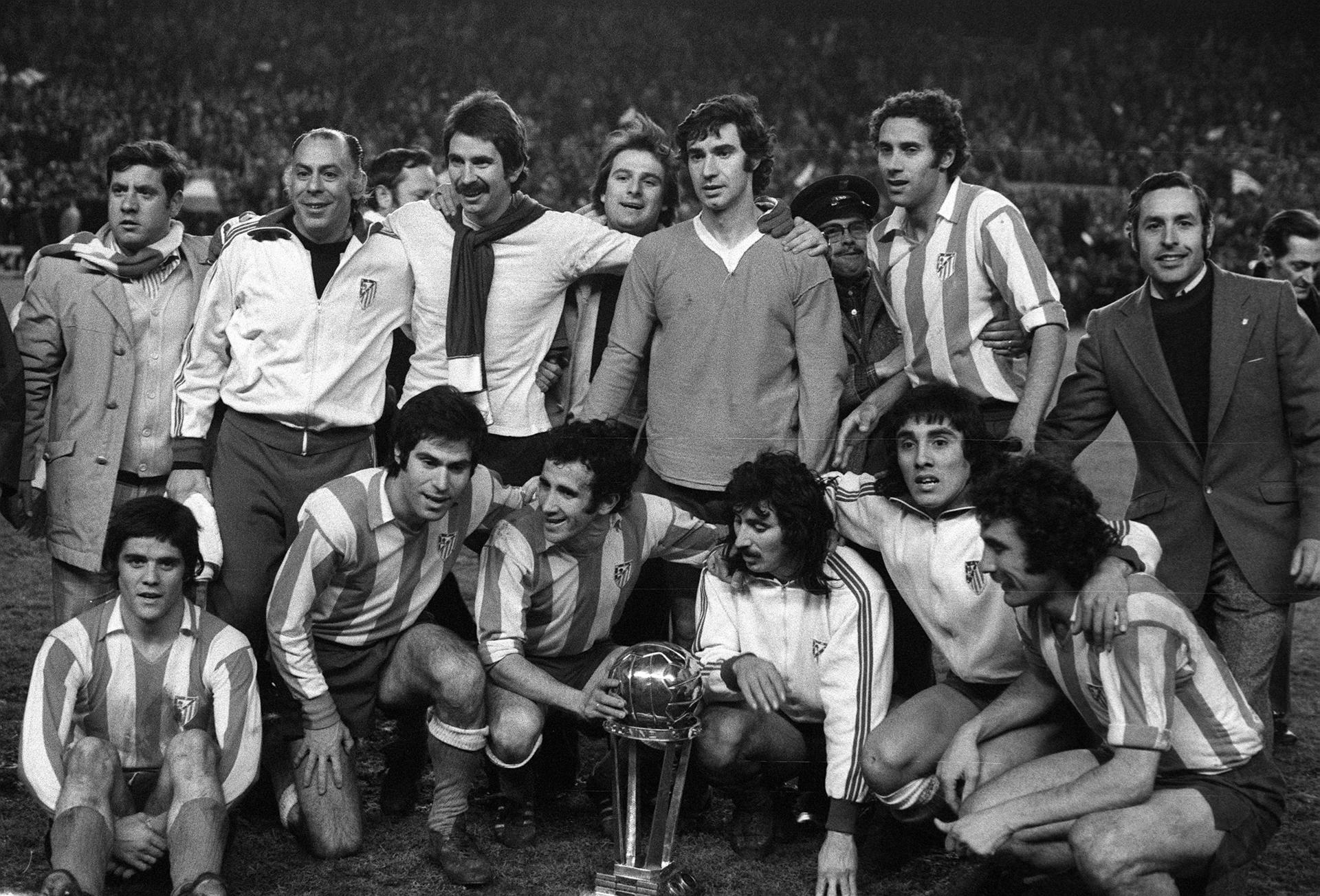 Los jugadores del Atlético de Madrid Javier Leal, Francisco Melo, Irureta, Ayala, Heredia, José Luis Capón (abajo de iz a dcha), Salcedo (3i), Gárate y Eusebio (arriba) posan con el trofeo tras ganar la Copa Intercontinental. EFE/pm