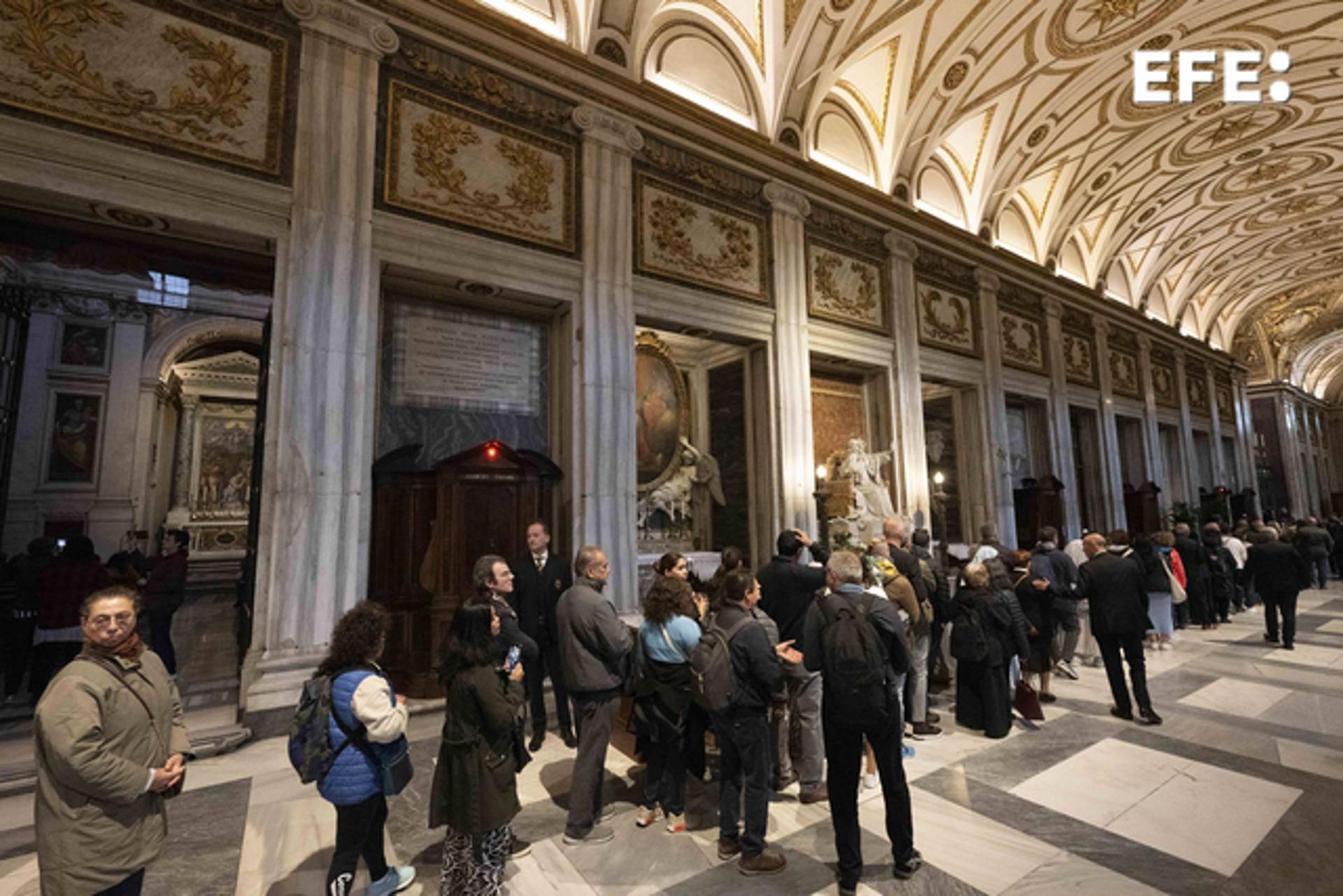 Cientos de fieles visitan la tumba del papa Francisco en la basílica de Santa María la Mayor de Roma que abre sus puertas este domingo a primera hora. EFE/Vatican Media -SOLO USO EDITORIAL/SOLO DISPONIBLE PARA ILUSTRAR LA NOTICIA QUE ACOMPAÑA (CRÉDITO OBLIGATORIO)-