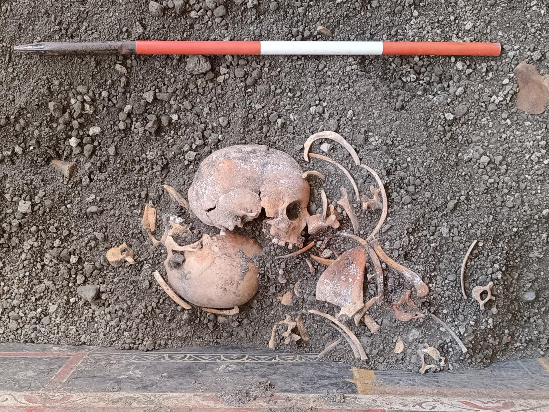 Una investigación publicada este miércoles reconstruye cómo los residentes de una casa de la antigua Pompeya intentaron salvarse de la erupción del Vesubio que destruyó la urbe el 79 d.C., encerrándose en una habitación bloqueada con una cama, en "los últimos momentos de una vida interrumpida bruscamente", reveló este miércoles el parque arqueológico del yacimiento. EFE/Parque Arqueológico de Pompeya/SOLO USO EDITORIAL/SOLO DISPONIBLE PARA ILUSTRAR LA NOTICIA QUE ACOMPAÑA (CRÉDITO OBLIGATORIO)