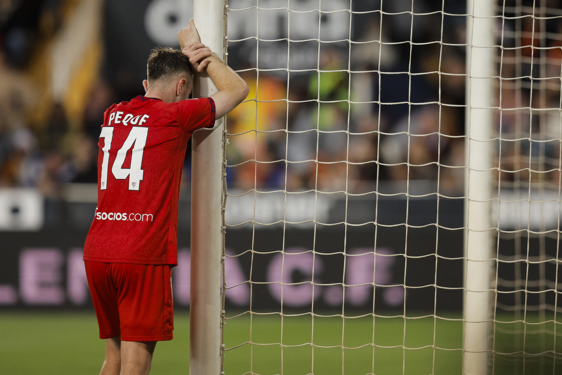 El delantero del Sevilla Gerard Fernández "Peque" se lamenta de una jugada durante el partido de Liga disputado este viernes en el estadio de Mestalla. EFE/Kai Forsterling