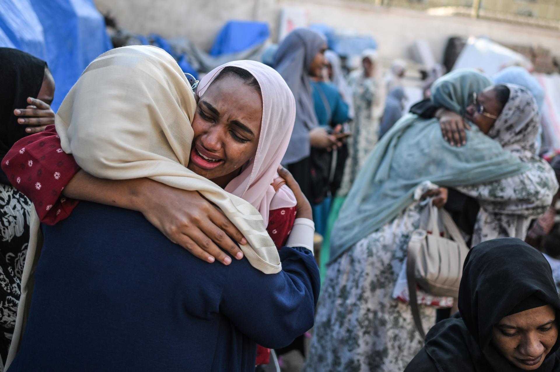Mujeres refugiadas sudanesas en El Cairo en un punto de reunión para los autobuses organizados para su regreso voluntario de Egipto a Sudán, el 12 de abril de 2025 (emitido el 14 de abril de 2025). EFE/EPA/MOHAMED HOSSAM