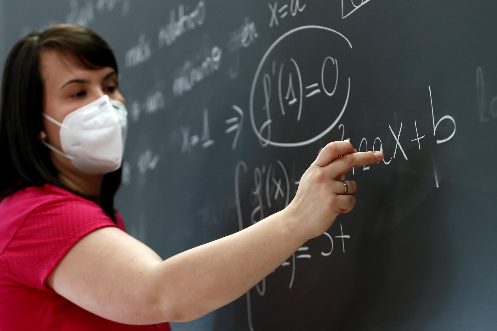 Una profesora imparte una clase de matemáticas en el IES Simone Veil de Paracuellos del Jarama. EFE/Mariscal