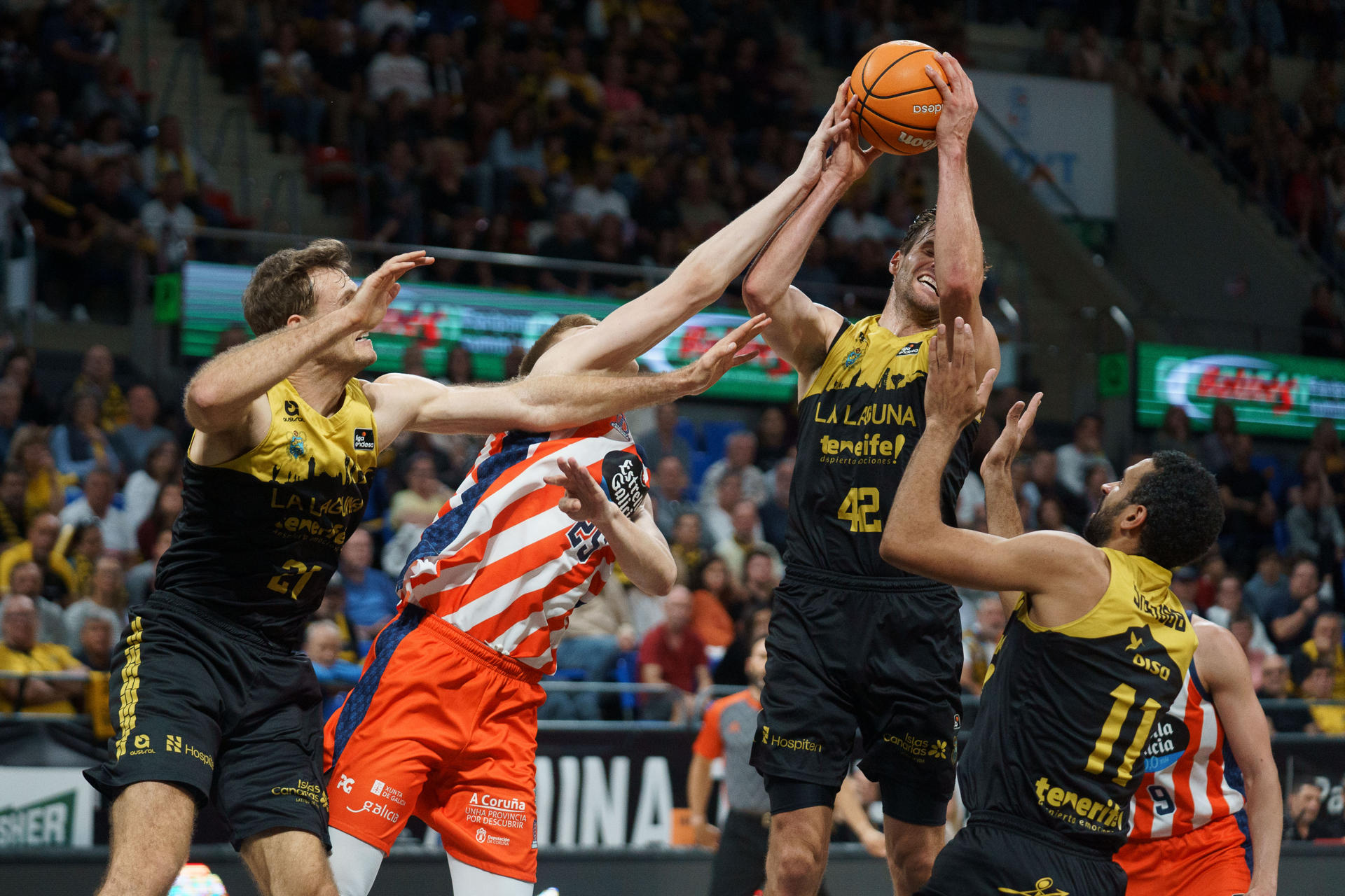 El ala-pívot canadiense del La Laguna Tenerife, Aaron Doornekamp (2d) atrapa un rebote ante el pívot letón del Leyma Coruña, Karlis Silins (2i) durante el partido de la Liga Endesa de baloncesto que se disputó en el pabellón Santiago Martín de La Laguna (Tenerife). EFE/Ramón de la Rocha