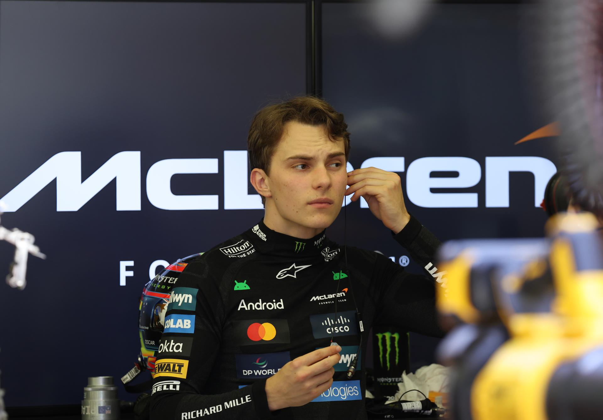 SAKHIR (Bahrain), 11/04/2025.- El australiano Oscar Piastri, de McLaren, que marcó el mejor tiempo este viernes en la jornada de entrenamientos libres para el Gran Premio de Baréin, el cuarto del Mundial de Fórmula Uno. EFE/EPA/ALI HAIDER