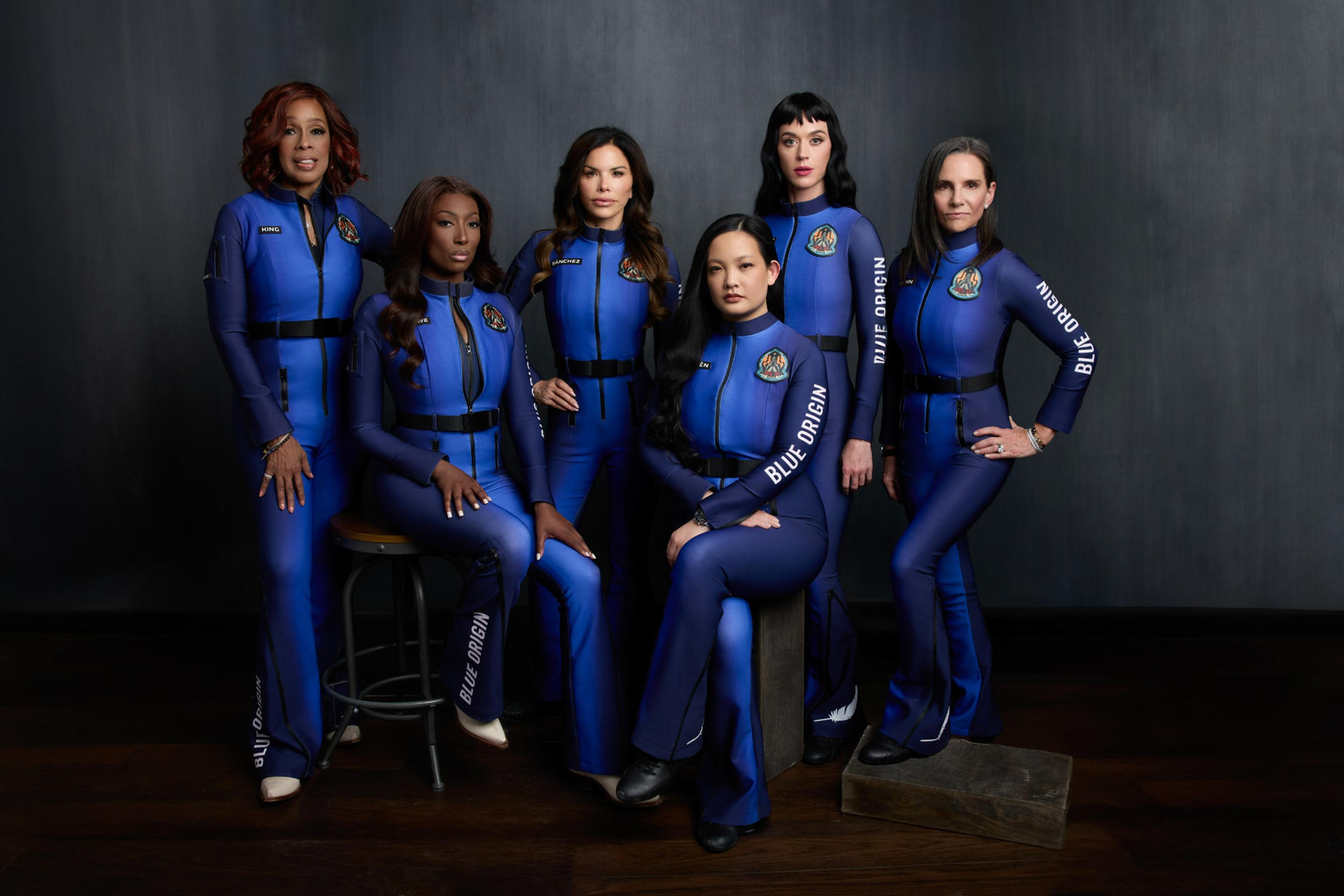 Fotografía tomada de una publicación en la cuenta oficial de Blue Origin en la red social X que muestra desde la izquierda a la presentadora Gayle King, la ingeniera Aisha Bowe, la prometida de Jeff Bezos Lauren Sánchez, la activista Amanda Nguyen, la cantante Katy Perry y la productora Kerianne Flynn, tripulantes de la misión NS-31 de Blue Origin. EFE/ @blueorigin
