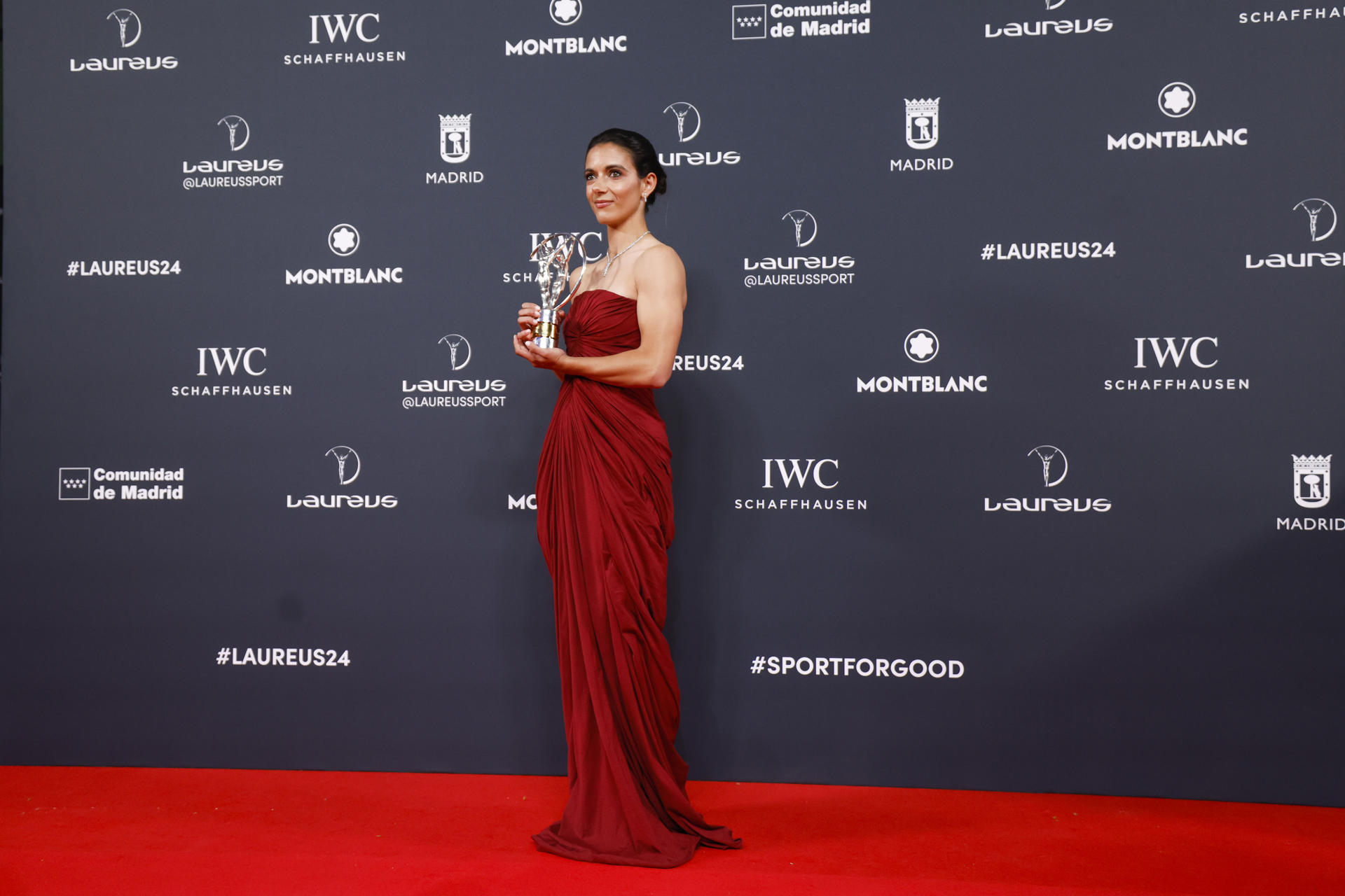 La jugadora del Barcelona y de la selección española de fútbol Aitana Bonmatí posa con el galardón de Mejor Deportista Femenina ganado el pasado año en los Premios Laureus. EFE/ Juanjo Martin