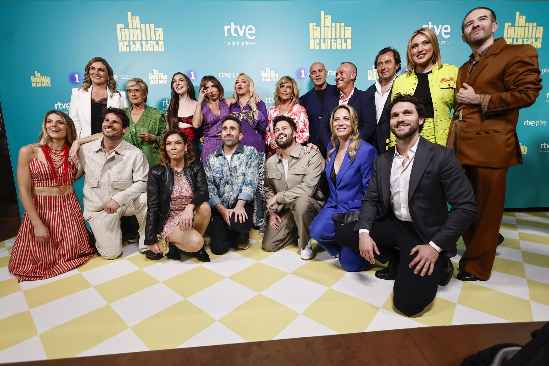Fotografía de familia de los asistentes al photocall de "La familia de la tele",en imagen de archivo. EFE/ Sergio Pérez
