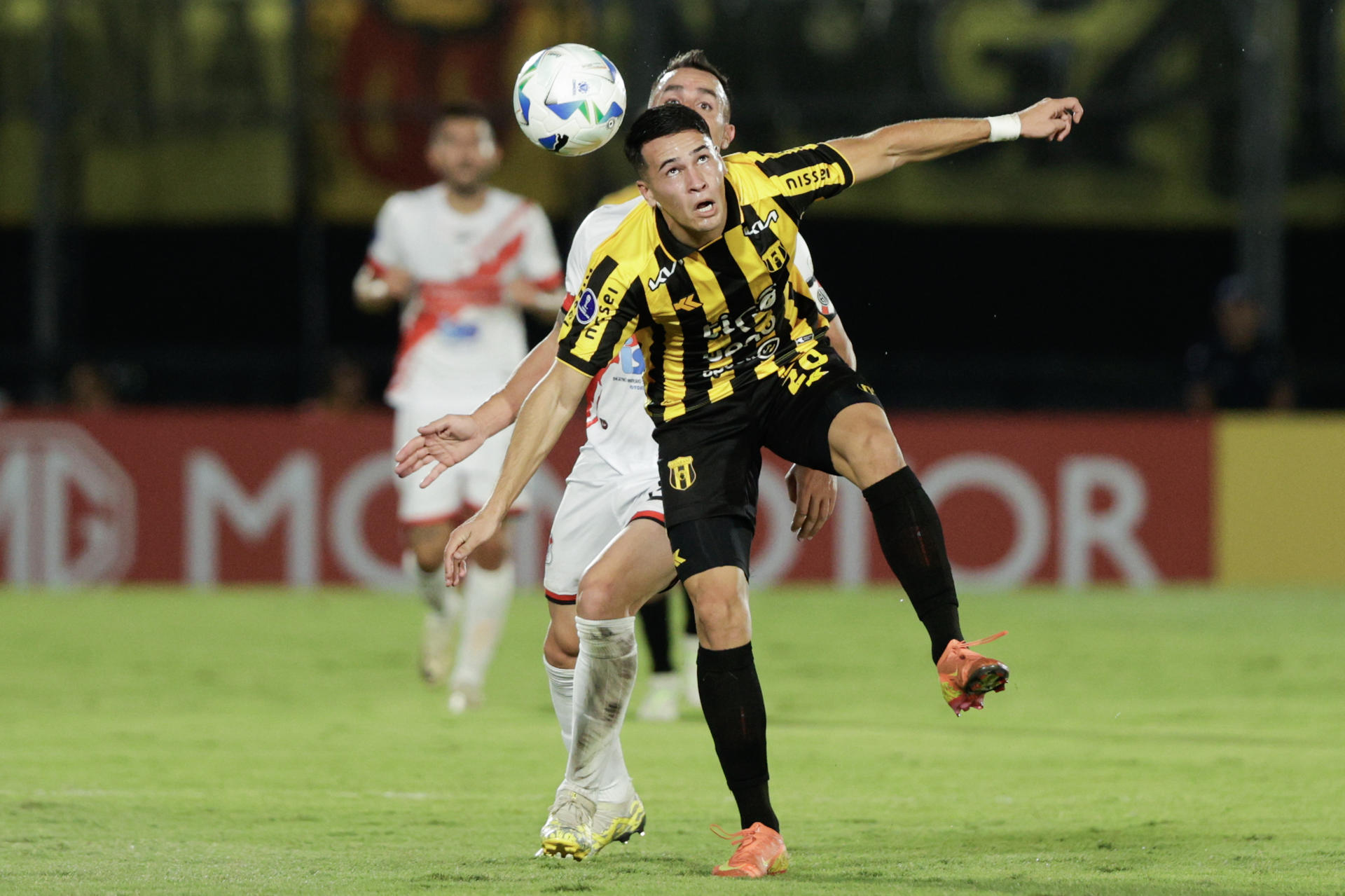 Alexandro Maidana (adelante) de Guaraní cabecea un balón en un partido de la fase de grupos de la Copa Sudamericana. EFE/ Juan Pablo Pino