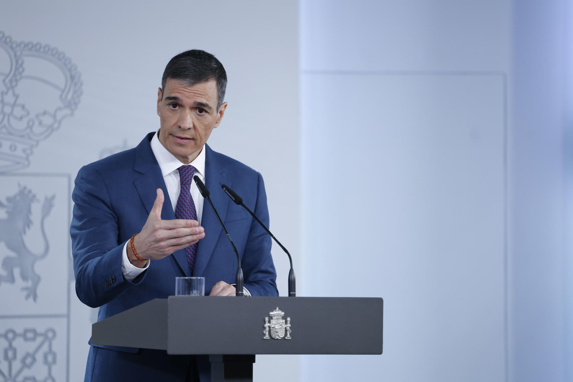 El presidente del Gobierno, Pedro Sánchez, hace una declaración ante los medios este martes en el Palacio de la Moncloa. EFE/ Javier Lizón