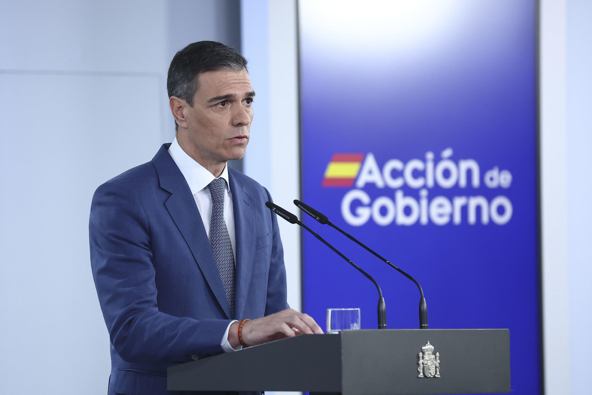 El presidente del Gobierno, Pedro Sánchez, ofrece una rueda de prensa este lunes, en Madrid, con motivo del apagón eléctrico que sufre el país. EFE/ Pool Moncloa / Fernando Calvo SOLO USO EDITORIAL SOLO DISPONIBLE PARA ILUSTRAR LA NOTICIA QUE ACOMPAÑA (CRÉDITO OBLIGATORIO)