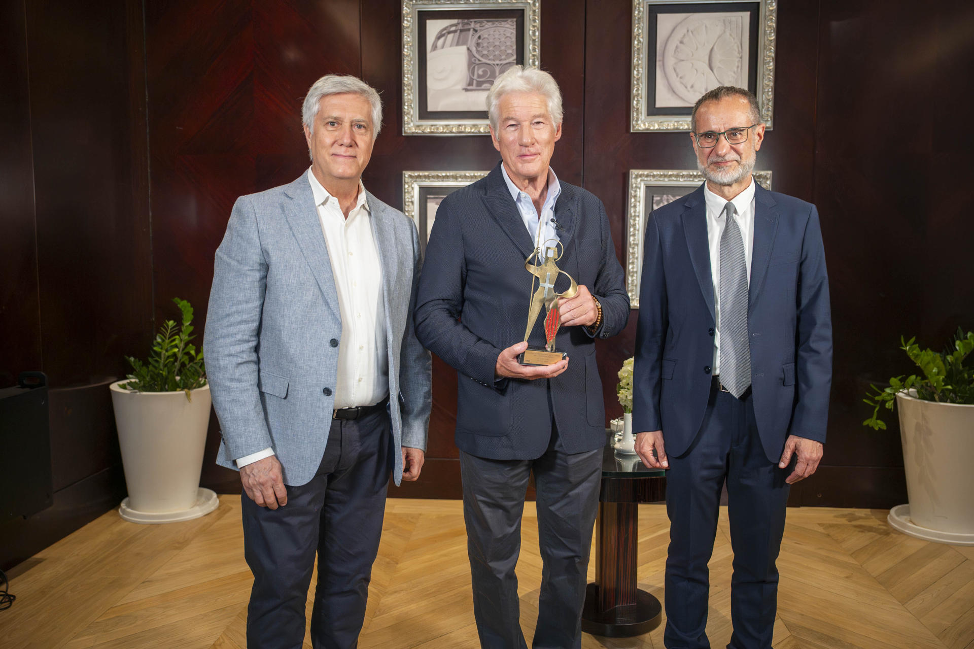 El actor estadounidense Richard Gere recibe el Premio de Honor de los Premios Sant Jordi, junto al director de RTVE Cataluña, Esteve Crespo, y el director de Ràdio 4, Pere Buhigas, que han hecho entrega de la estatuilla.-EFE/ Josep Echaburu RTVE***SOLO USO EDITORIAL/SOLO DISPONIBLE PARA ILUSTRAR LA NOTICIA QUE ACOMPAÑA (CRÉDITO OBLIGATORIO)***