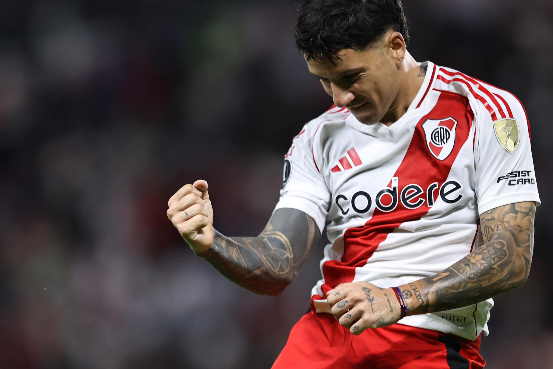 Sebastián Driussi de River Plate celebra un gol ante Independiente del Valle en un partido de la fase de grupos de la Copa Libertadores. EFE/ José Jácome