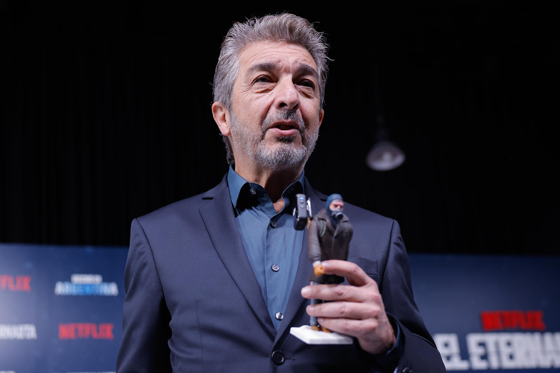 El actor Ricardo Darín sostiene una figura durante el preestreno de la serie argentina 'El Eternauta' este martes, en Buenos Aires (Argentina). EFE/ Juan Ignacio Roncoroni