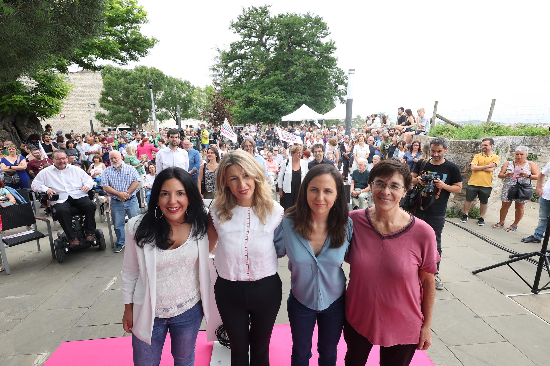 Pamplona.- La vicepresidenta tercera del Gobierno y dirigente de Sumar, Yolanda Díaz, en una imagen de archivo en julio de 2023 junto a Ione Belarra (2d), secretaria general de Poemos. EFE/Villar López