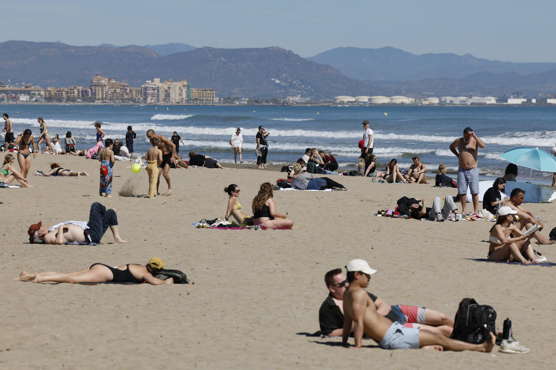 Imagen del pasado domingo de la playa de las Arenas en Valencia.EFE/ Ana Escobar