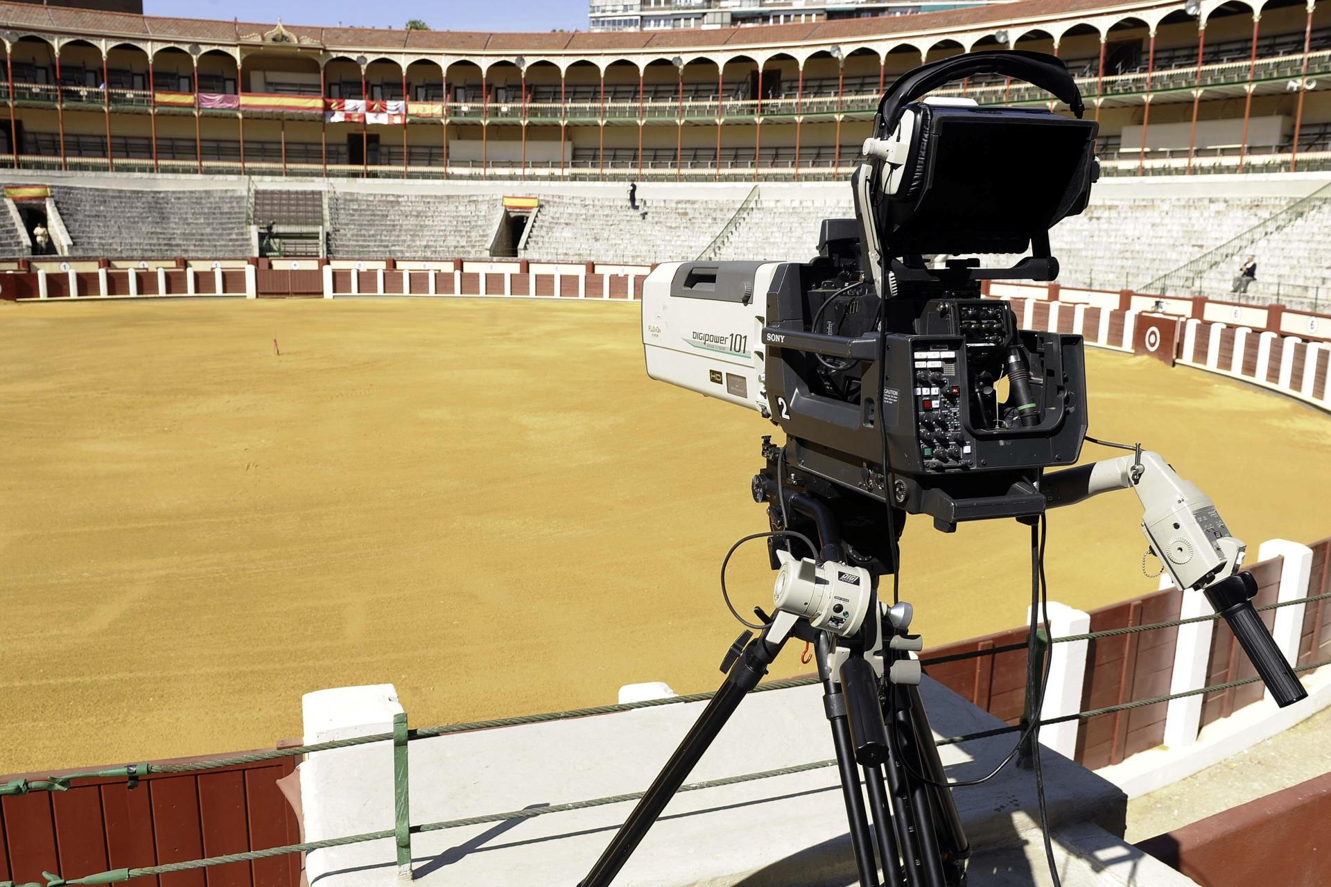 Imagen de archivo de una cámara de televisión en una plaza de toros . EFE/NACHO GALLEGO