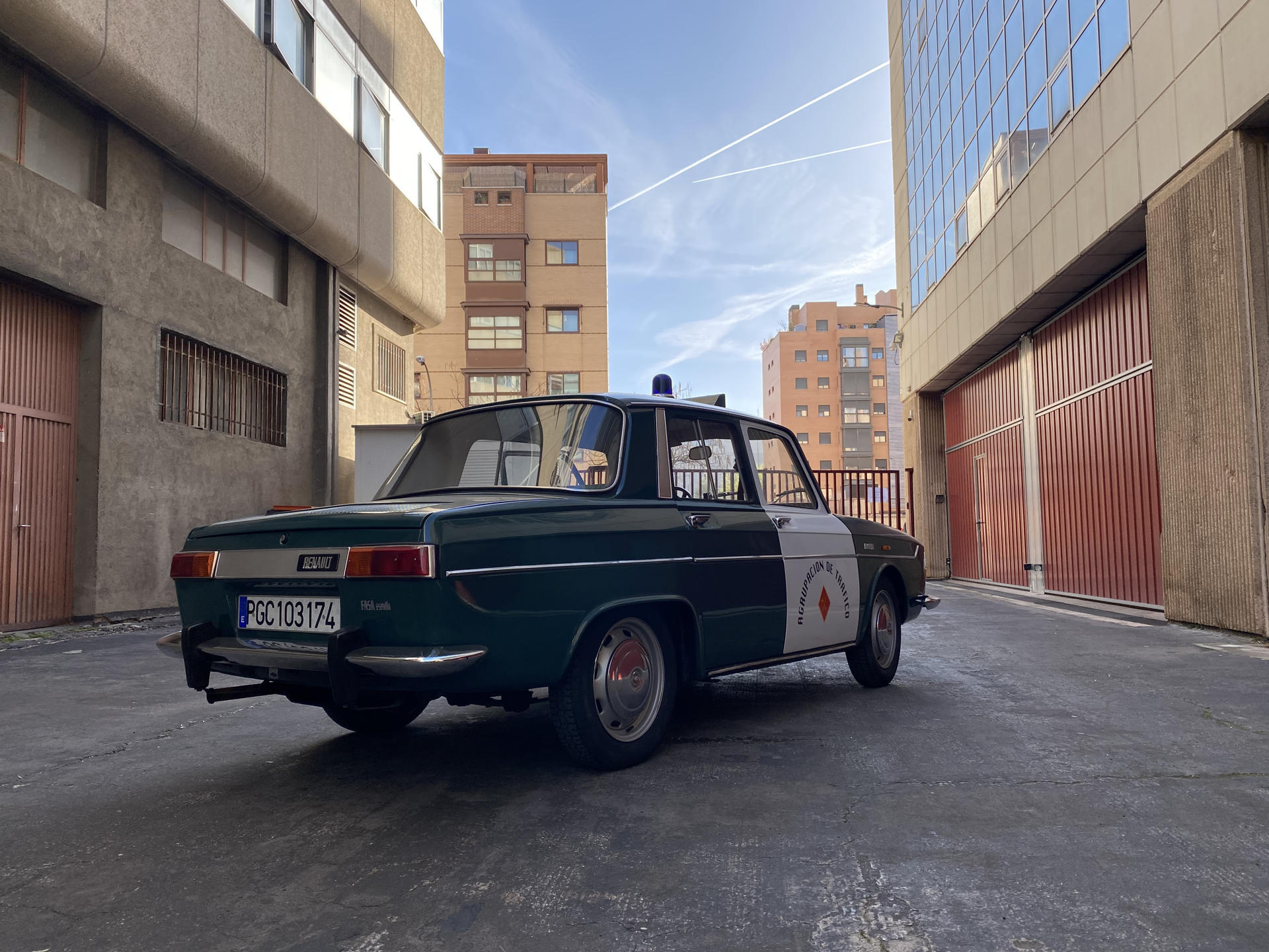 En el vestíbulo de la ATGC se exponen también algunos de los vehículos históricos que han formado parte del cuerpo, como el legendario Renault R-10, con los faros enormes y redondos, la sirena, el maletero ubicado en el morro delantero y el motor, que todavía ruge con la intensidad de sus días grandes, en la parte trasera, prototipo creado exclusivamente para los cuerpos policiales. EFE/ Marcel Guinot