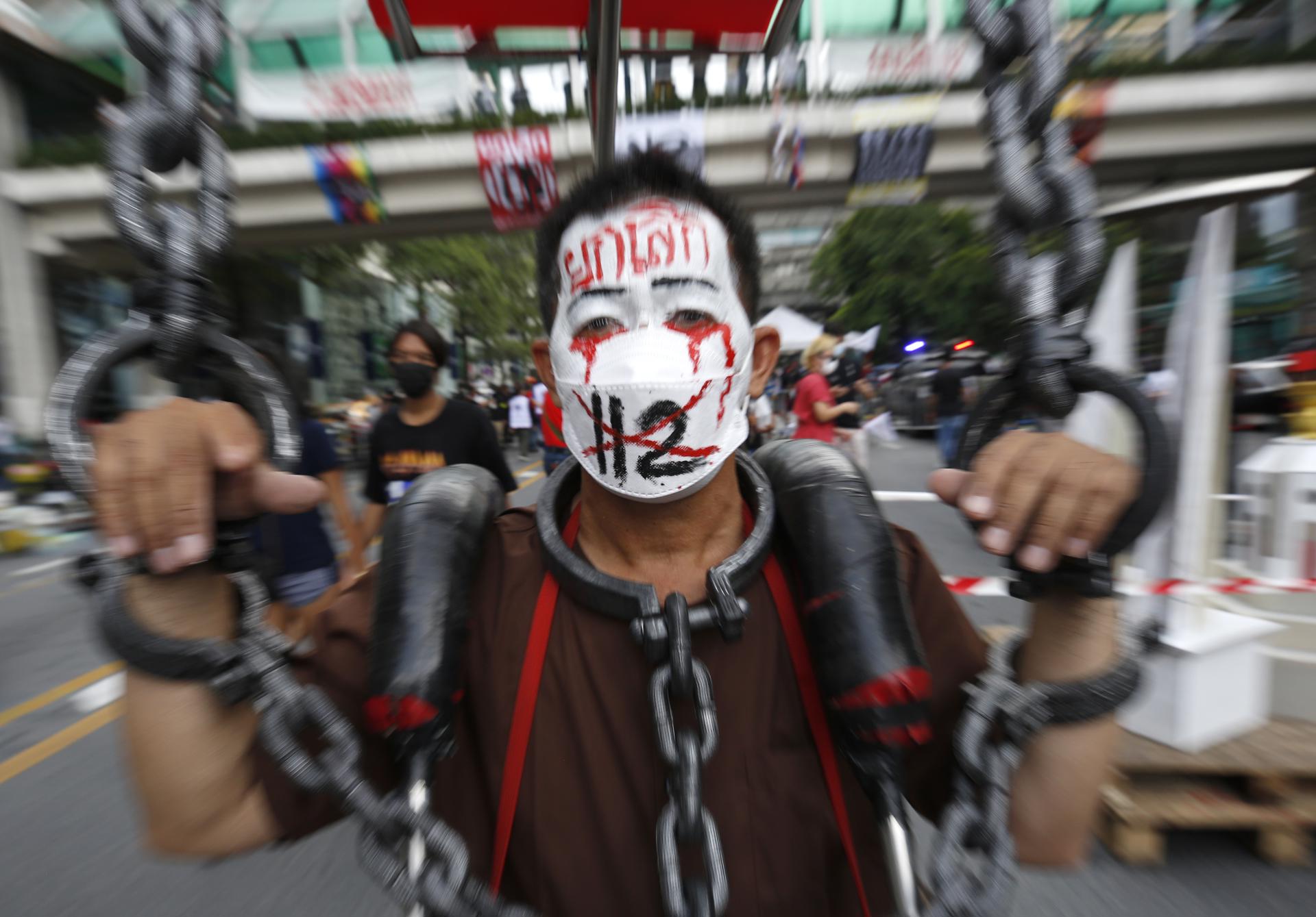 Fotografía de archivo, tomada el 31/10/2021, que muestra a un tailandés protestando contra los llamados delitos de lesa majestad, aplicados a personas por criticar a la monarquía del país. EFE/EPA/NARONG SANGNAK