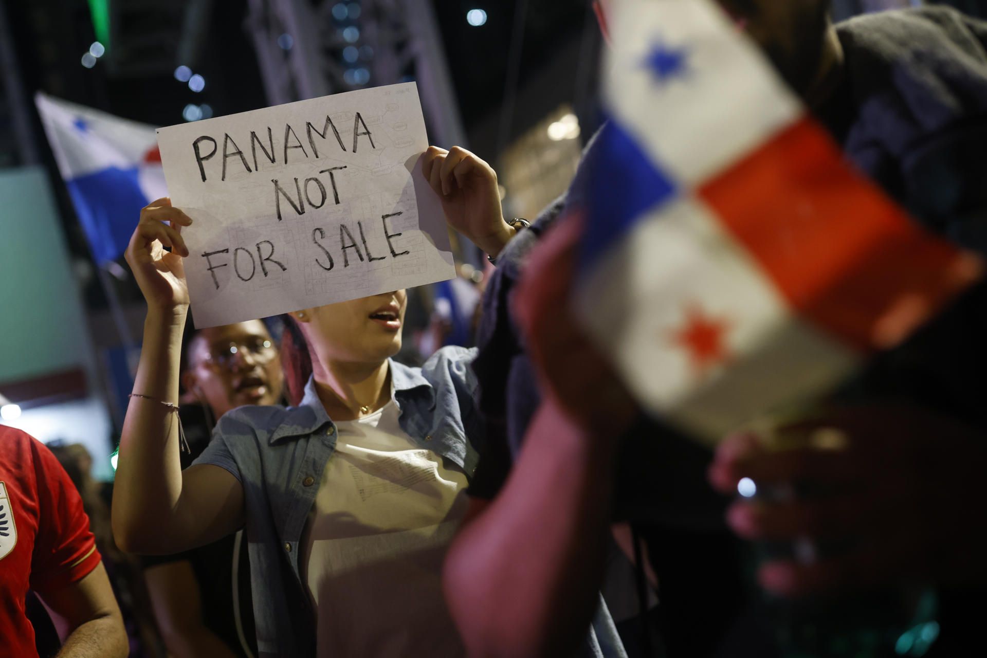 Una mujer sostiene un cartel durante una manifestación este martes, en Ciudad de Panamá (Panamá). EFE/ Bienvenido Velasco