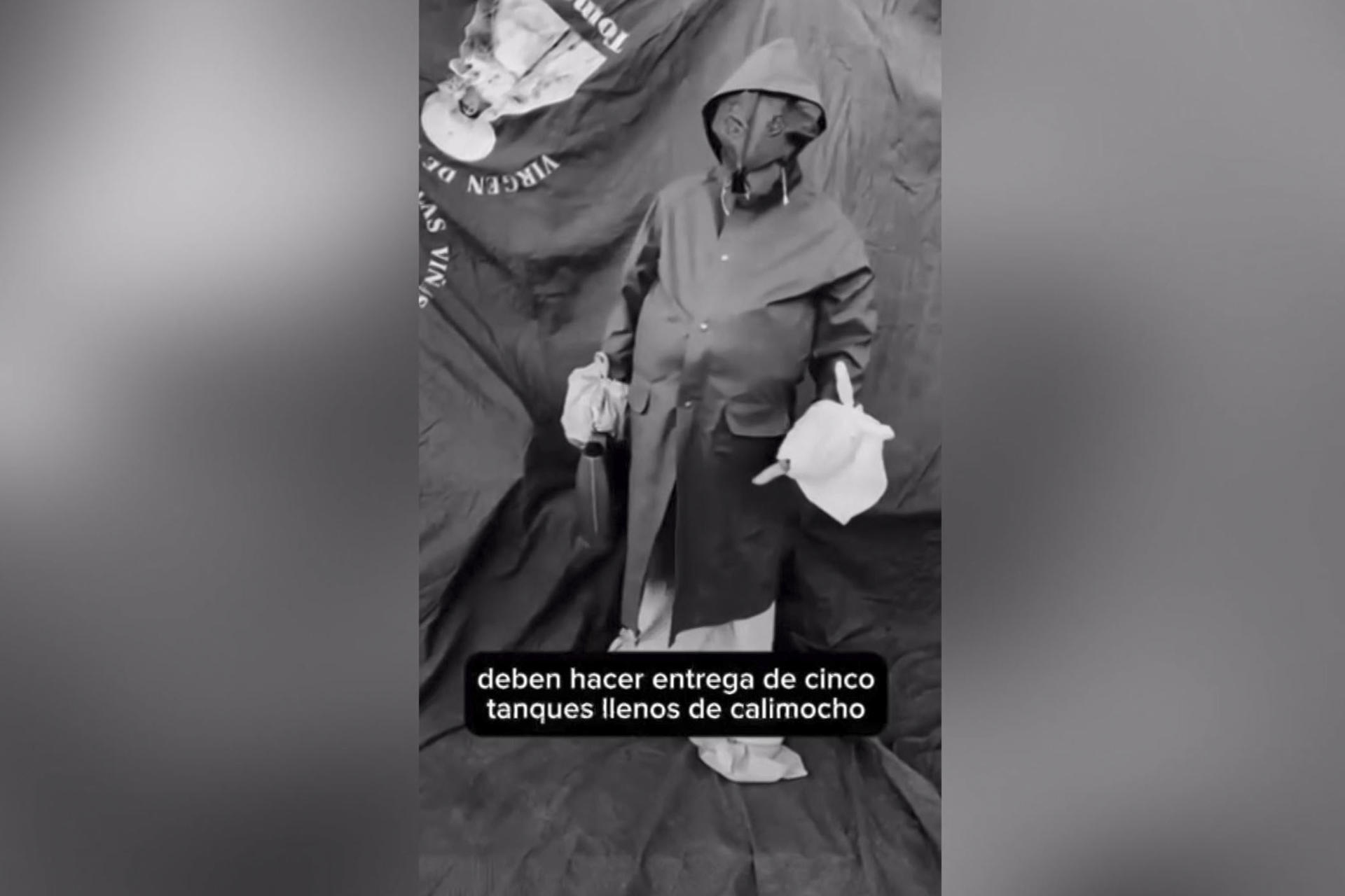 Captura del video facilitado por la Guardia Civil del hombre que ha sido detenido por el robo del pañuelo de hierbas típico de Tomelloso (Ciudad Real), propiedad de la Hermandad Virgen de las Viñas, y que posteriormente pidió un rescate de cinco bidones de vino para devolverlo. EFE/Guardia Civil -SOLO USO EDITORIAL/SOLO DISPONIBLE PARA ILUSTRAR LA NOTICIA QUE ACOMPAÑA (CRÉDITO OBLIGATORIO)-