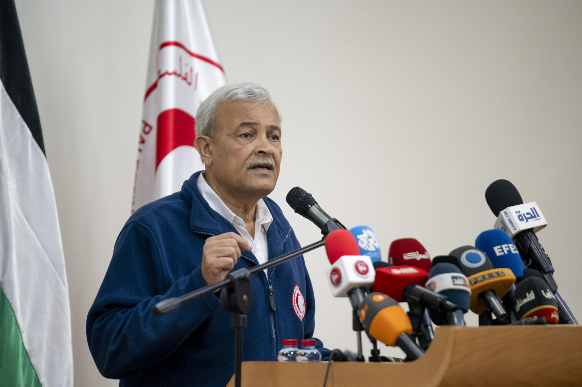 El presidente de la Media Luna Roja Palestina, Younis Al Khatib, durante una rueda de prensa en la sede principal de esa institución en Ramala, Cisjordania ocupada, en la que exigió al sistema de justicia internacional investigar el ataque de Israel contra trabajadores sanitarios que dejó quince paramédicos y rescatistas en Ráfah (sur de Gaza), tras sufrr en realidad tres ataques aislados de las fuerzas armadas. EFE/Magda Gibelli