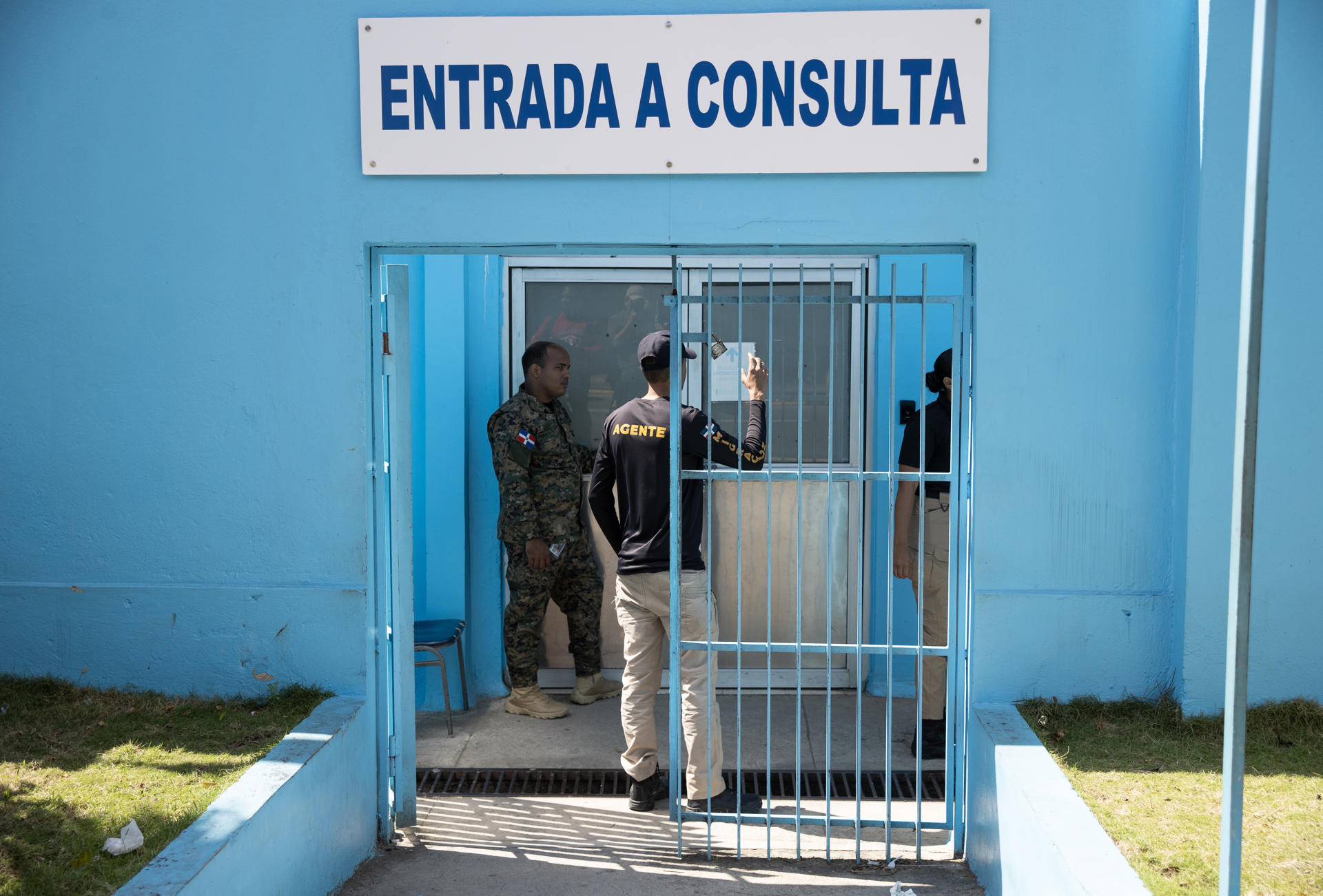 Agentes de migración vigilan una entrada del Hospital Maternidad Nuestra Señora de la Altagracia el pasado lunes, en Santo Domingo (República Dominicana). EFE/ Orlando Barría