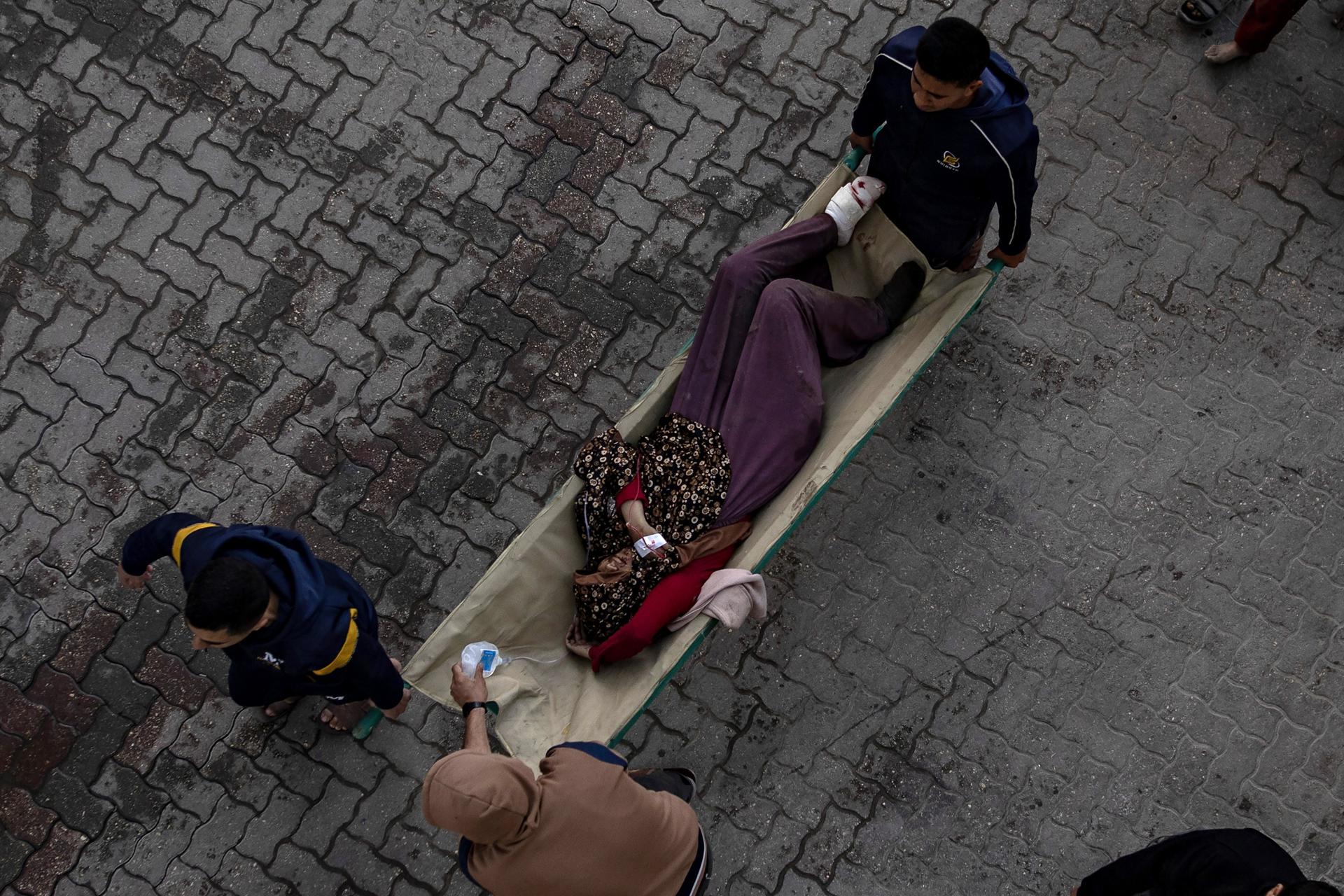 Imagen del 3 de abril de 2025 de una palestina herida por un ataque israelí en Gaza. EFE/EPA/HAITHAM IMAD