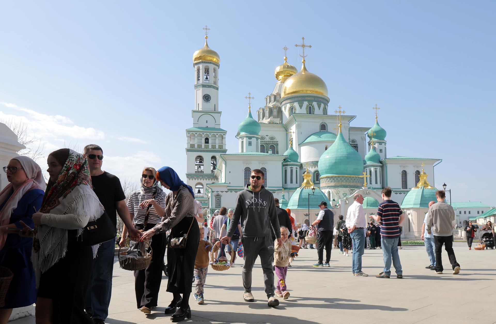 Rusos ortodoxos visitan el Monasterio Nuevo Jerusalén en Istra, en la región de Moscú, durante la víspera de la Pascua ortodoxa. EFE/EPA/Maxim Shipenkov