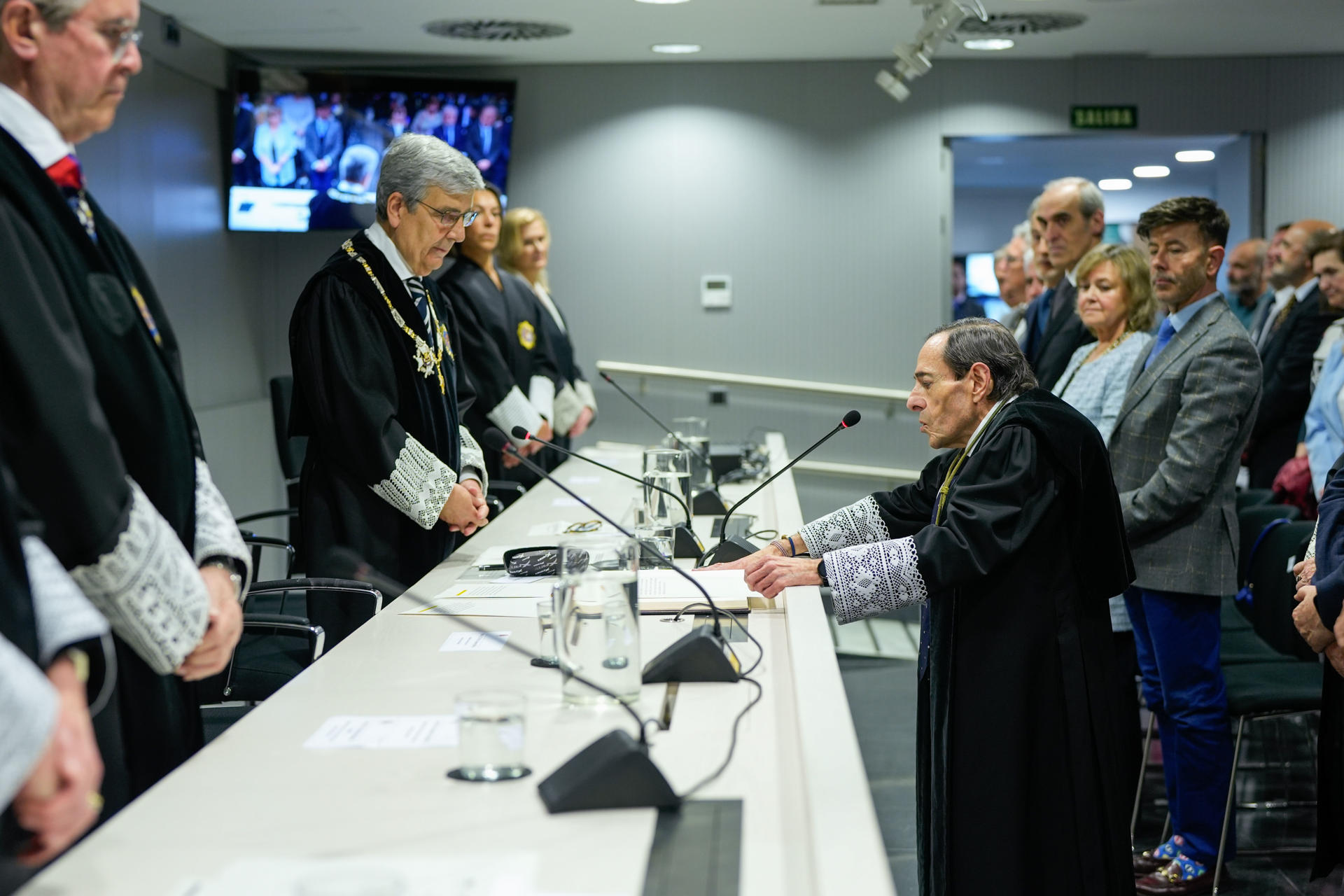 El magistrado Alfonso Guevara (d) toma posesión como presidente de la sala de Penal de la Audiencia Nacional, este martes en Madrid. EFE/ Borja Sánchez-Trillo