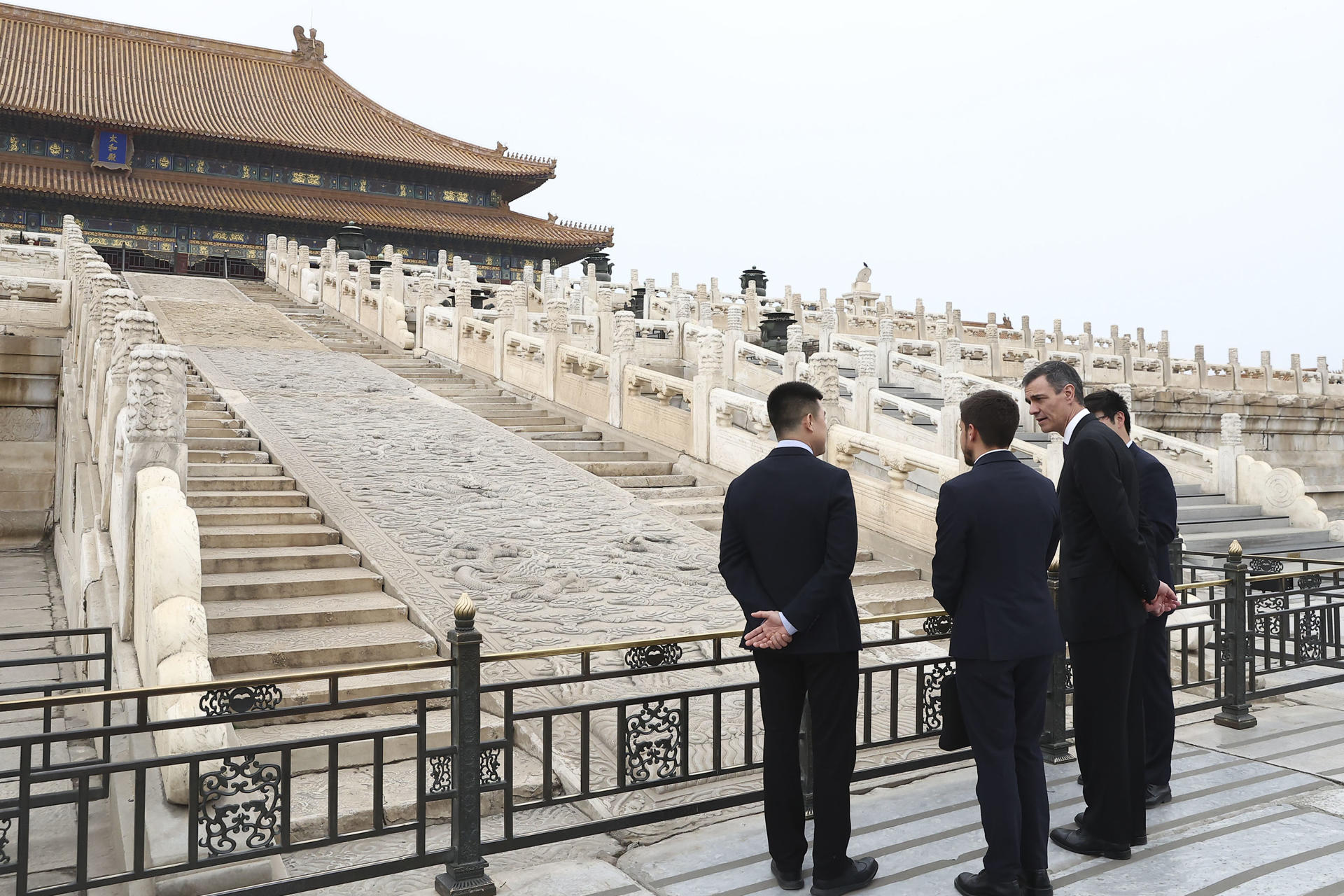 Imagen reciente del presidente del Gobierno, Pedro Sánchez (d), durante un paseo por la Ciudad Prohibida, el antiguo Palacio Imperial chino, antes de volver a España. EFE/Pool Moncloa/Fernando Calvo SÓLO USO EDITORIAL / SÓLO DISPONIBLE PARA ILUSTRAR LA NOTICIA QUE ACOMPAÑA (CRÉDITO OBLIGATORIO)