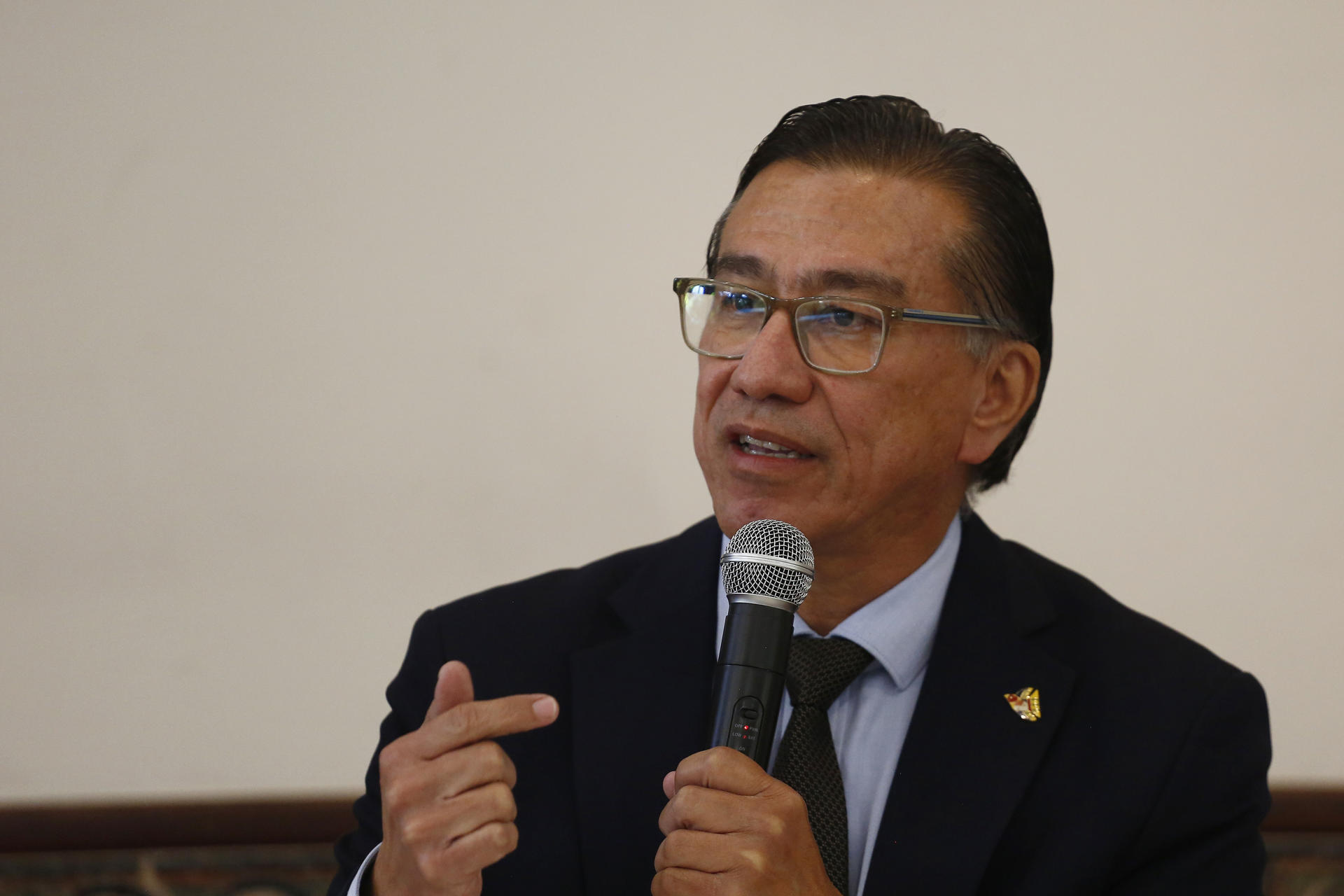David Morales, abogado de la asociación de derechos humanos Cristosal habla durante una rueda de prensa, este miércoles, en Antiguo Cuscatlán (El Salvador). EFE/Rodrigo Sura