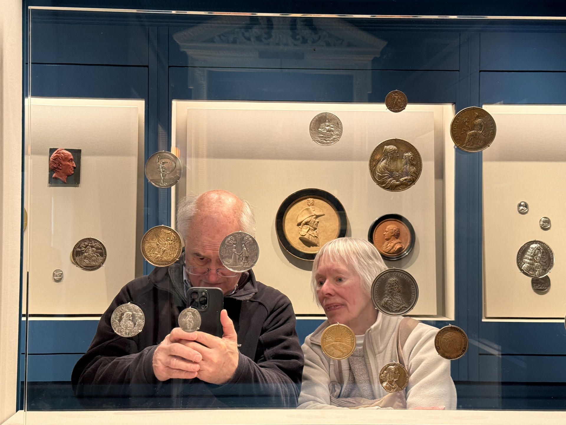 Personas toman fotografías a unas monedas este jueves en la sala de medallas del museo Frick Collection en Nueva York (EE.UU.). EFE/ Sarah Yañez-Richards