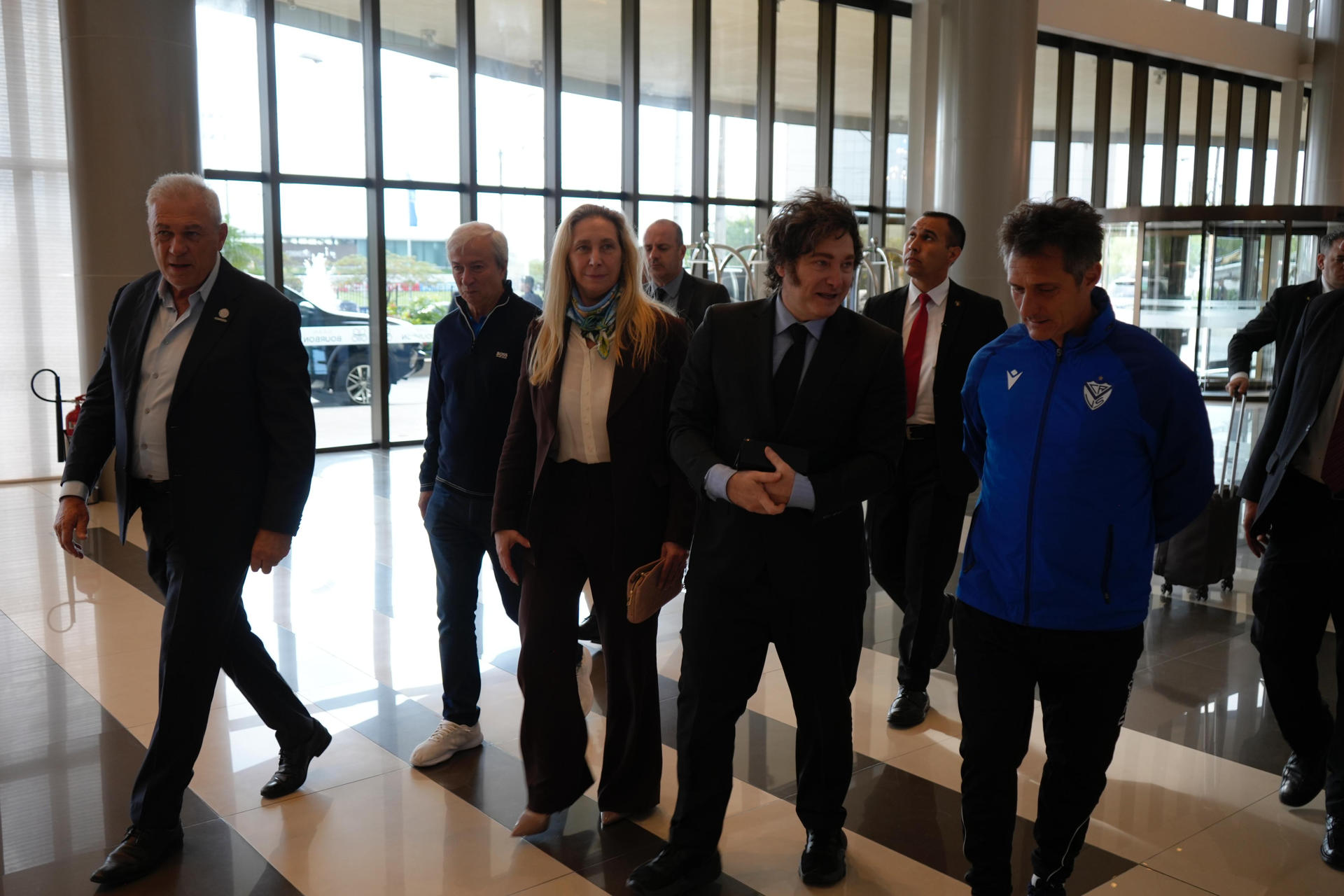 Fotografía cedida por la presidencia de Argentina de su mandatario, Javier Milei (2-d), posando junto al secretario general adjunto de Fútbol y director de Desarrollo de la Confederación Sudamericana de Fútbol (Conmebol), Nery Alberto Pumpido (i); la secretaria general de la Presidencia de Argentina, Karina Milei (c-i) y el director técnico del equipo de fútbol Vélez Sarsfield, Guillermo Barros Schelotto (d). EFE/ Presidencia de Argentina / Solo uso editorial