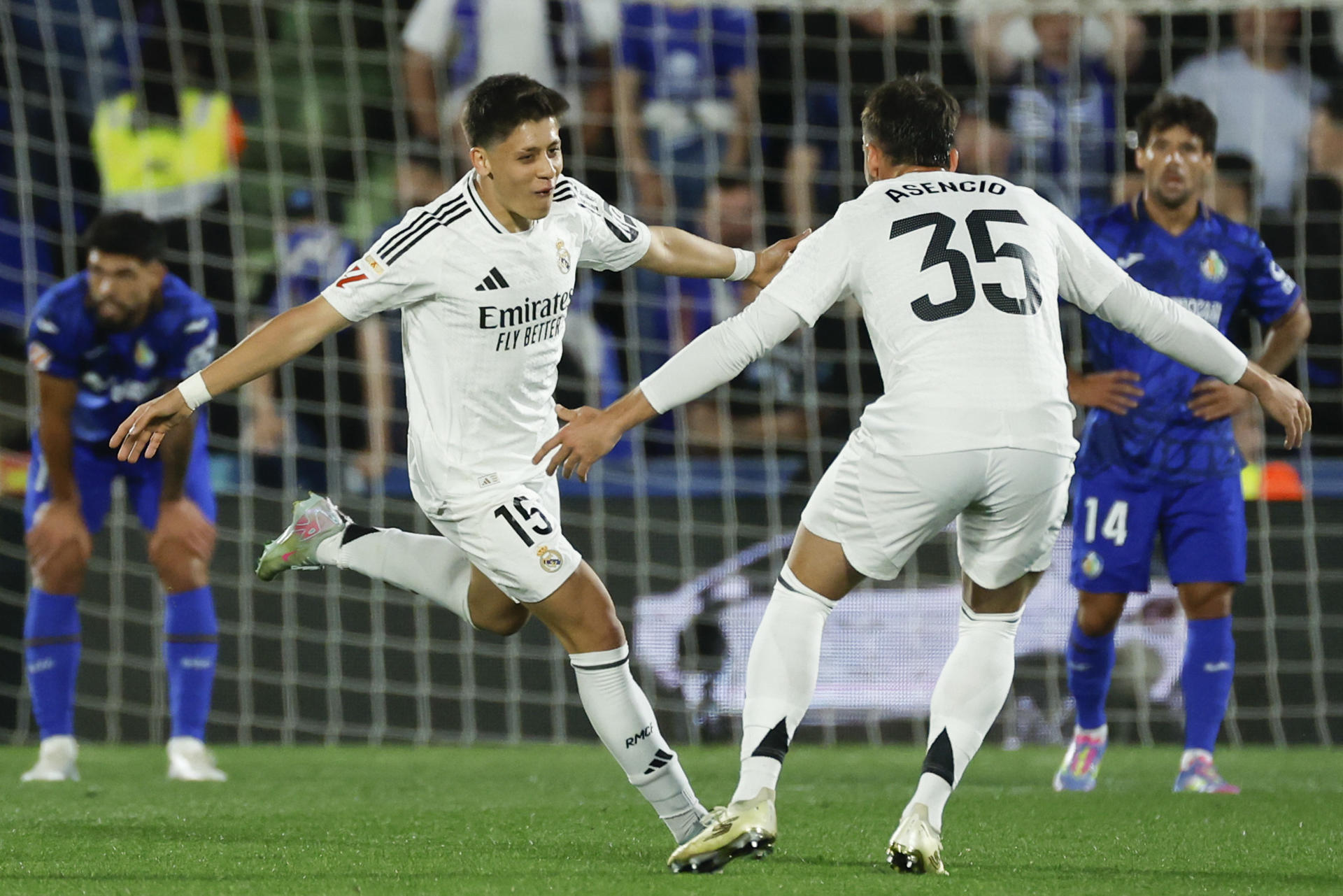 Los jugadores del Real Madrid, el turco Arda Guler (i) y Raúl Asencio, celebran el primer gol del equipo madridista durante el encuentro correspondiente a la jornada 33 de Laliga EA Sports que disputaron Getafe y Real Madrid en el Coliseum de la localidad madrileña. EFE / Juanjo Martín.