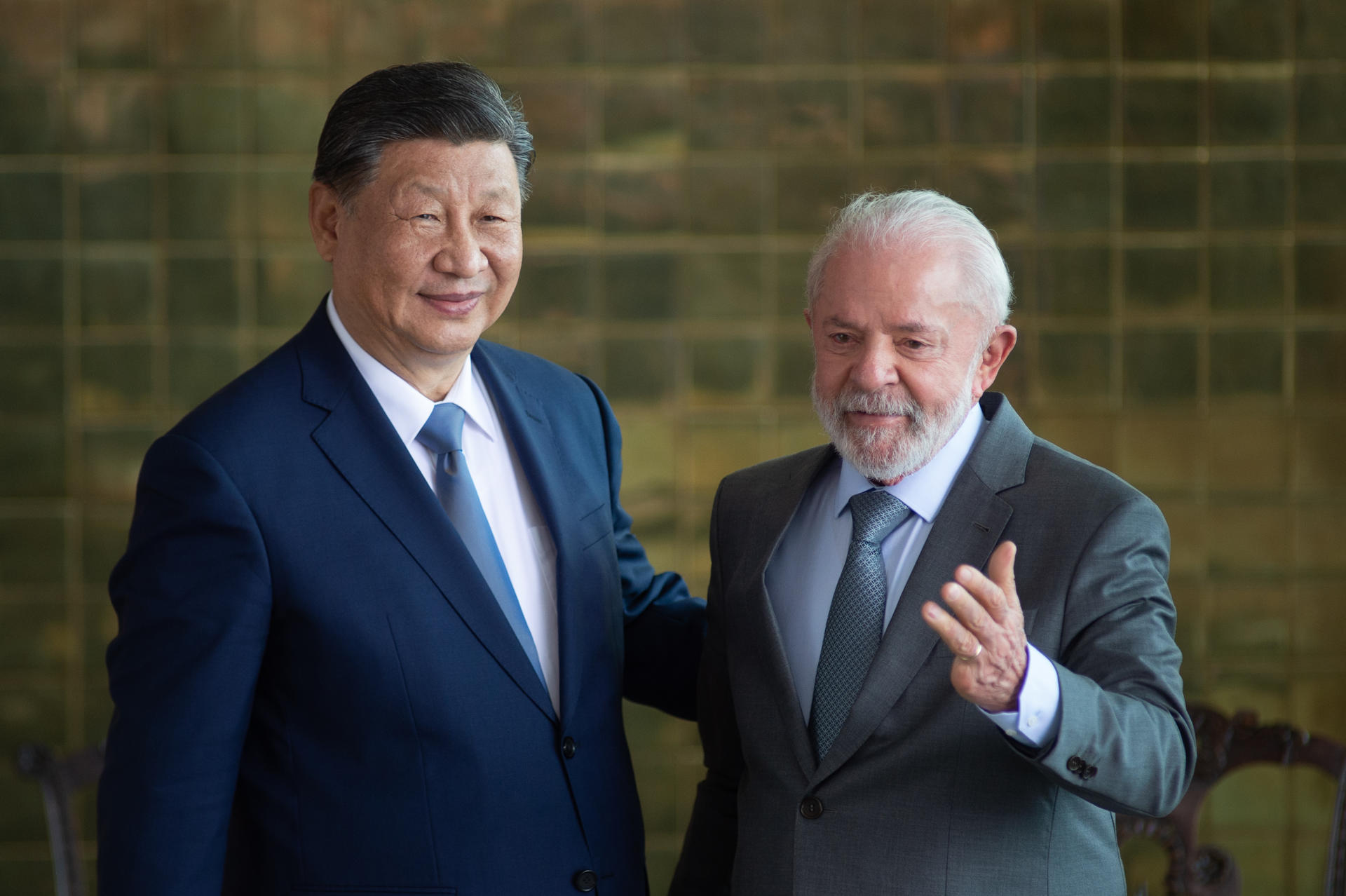 El presidente de Brasil, Luiz Inácio Lula da Silva, y su homólogo de China, Xi Jinping, se saludan el 20 de noviembre de 2024 en Brasilia (Brasil). EFE/ Andressa Anholete