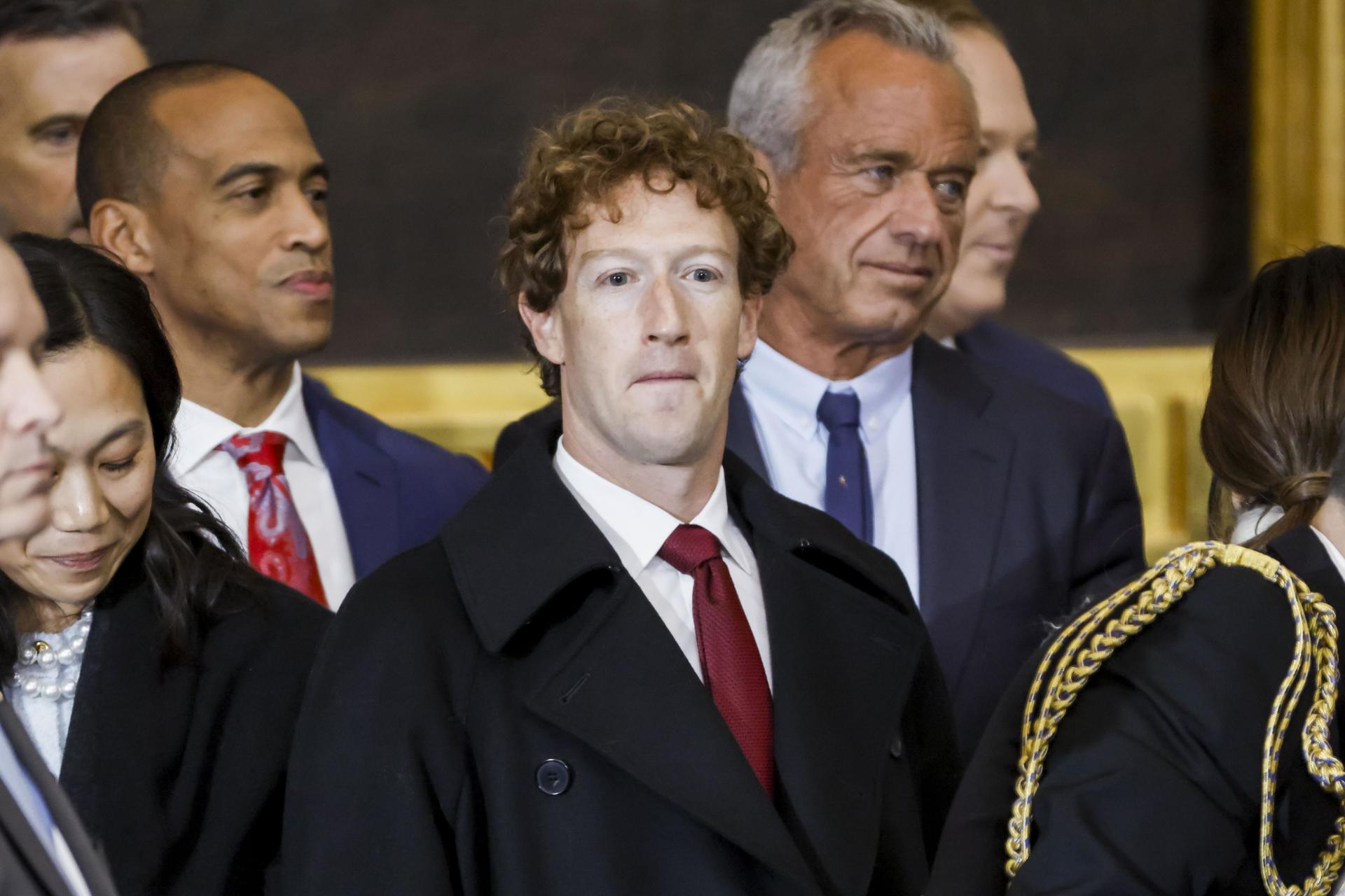 Fotografía de archivo del CEO de Meta y cofundador der Facebook, Mark Zuckerberg (C). EFE/EPA/SHAWN THEW / POOL