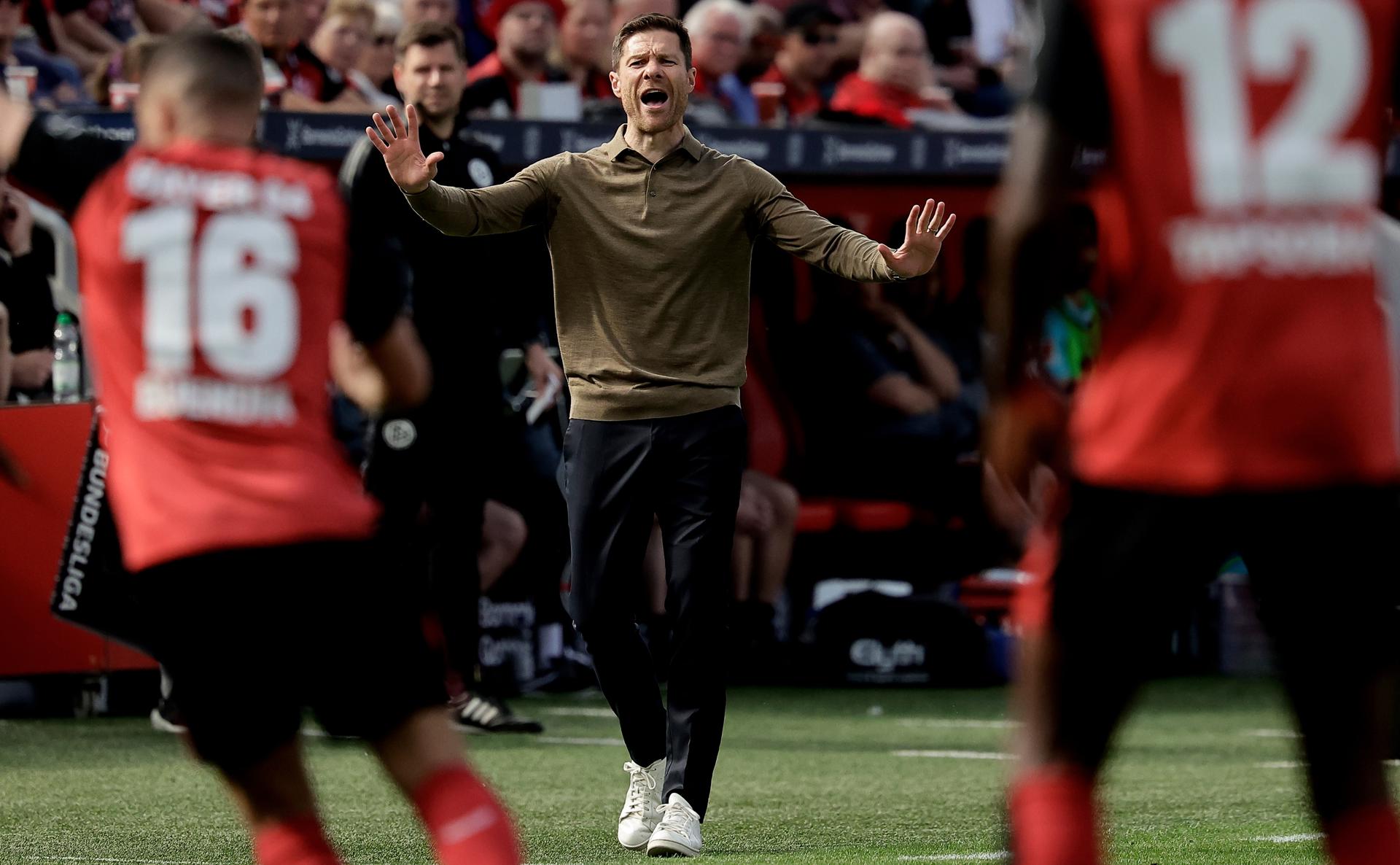 El entrenador del Bayer Leverkusen Xabi Alonso da instrucciones durante el partdio de la Bundesliga que han jugado Bayer 04 Leverkusen y FC Augsburg, en Leverkusen, Alemania. EFE/EPA/Christopher Neundorf