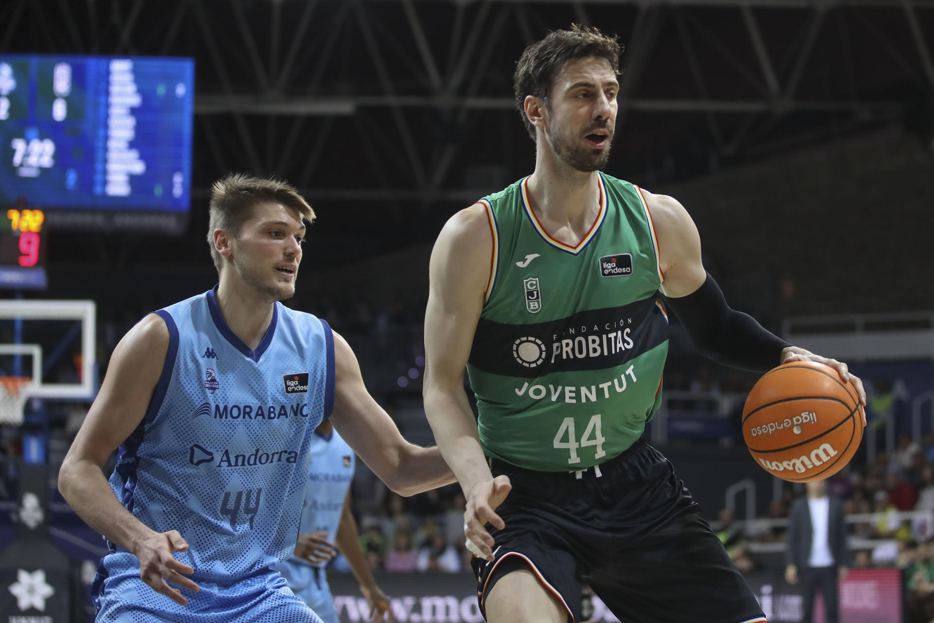 El pívot croata de Joventut Ante Tomic (d) intenta superar al pívot estadounidense del Morabanc Ben Lammers durante el partido correspondiente a la fase regular de la Liga Endesa disputado en el Polideportivo Toni Martí, en Andorra. EFE / Fernando Galindo.