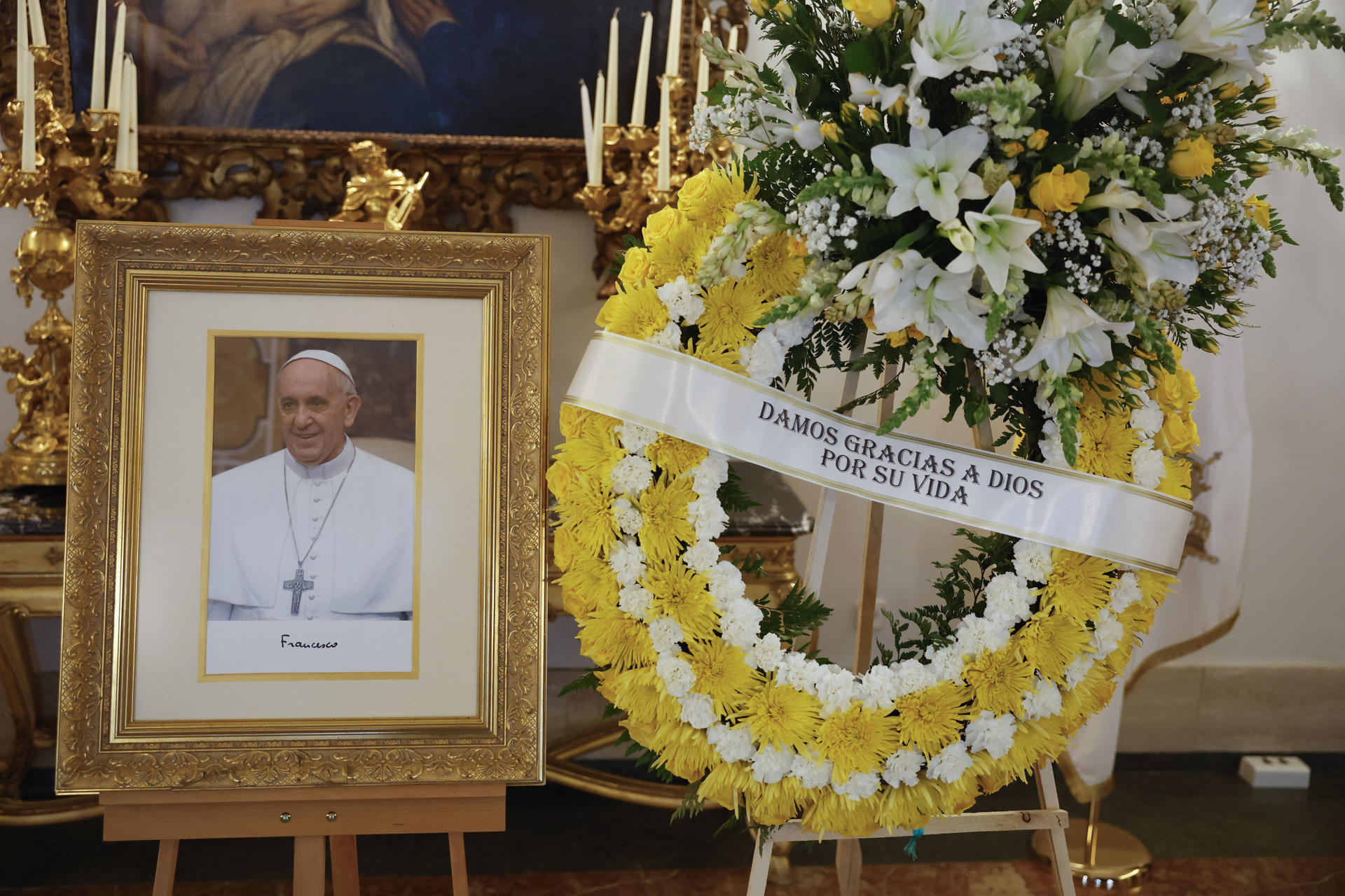 Un retrato del papa Francisco y una corona de flores con los colores del Vaticano presiden la Nunciatura Apostólica en Madrid, donde este martes se puede firma en el libro de condolencias en homenaje al pontífice fallecido ayer lunes. EFE/ Juan Carlos Hidalgo