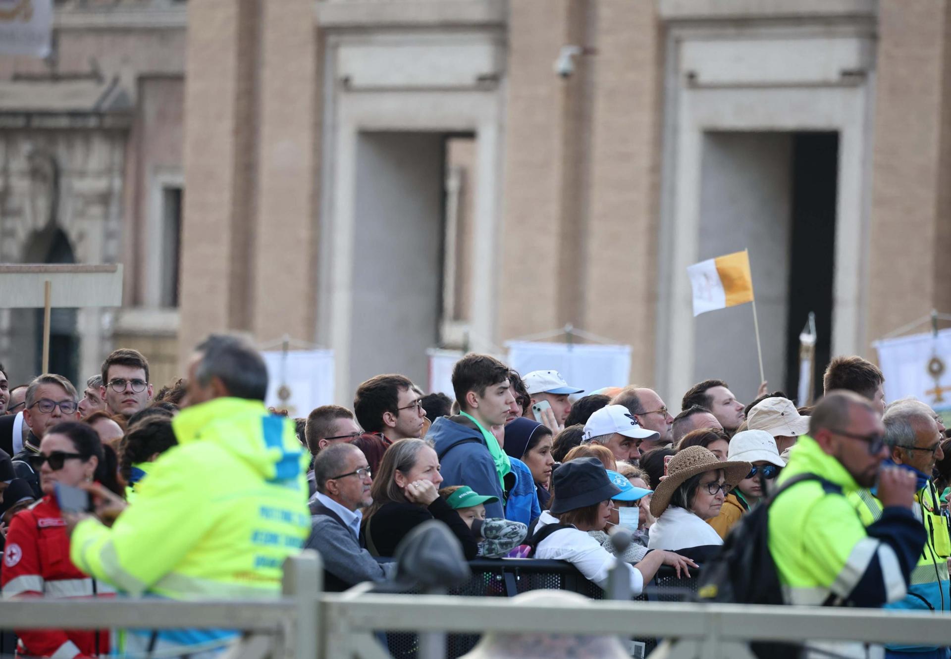 Numerosas personas esperan para asistir a la misa fúnebre del papa Francisco en la Plaza de San Pedro. EFE/EPA/MASSIMO PERCOSSI