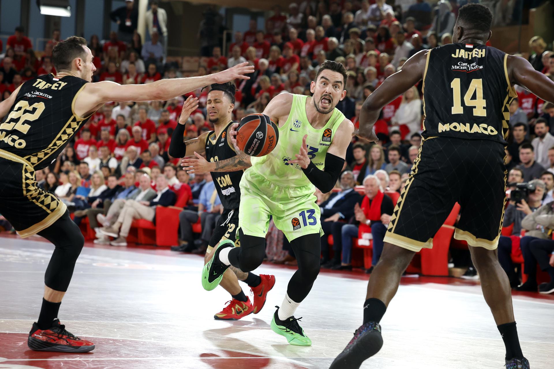 El jugador del Barcelona Tomas Satoransky en acción durante el primer partido de la serie de cuartos de la Euroliga que han jugado AS Monaco y FC Barcelonaen el Louis II stadium, en Mónaco. EFE/EPA/SEBASTIEN NOGIER