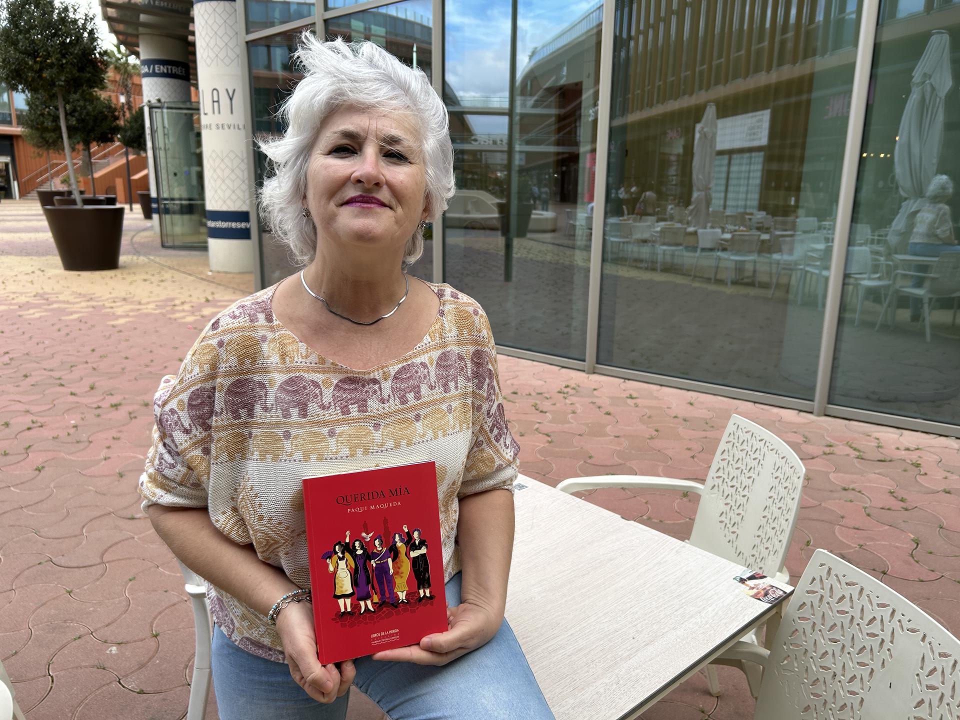 La escritora sevillana y activista por la memoria histórica Paqui Maqueda posa durante la entrevista con EFE con motivo de su libro ‘Querida mía’, en el que, con la difícil técnica de la novela epistolar, recoge cartas de cinco mujeres separadas por la guerra desde 1936 a 1951, historias duras de quienes solo tenían un trozo de papel y un lápiz para ganar un poco de libertad.EFE/Fermín Cabanillas