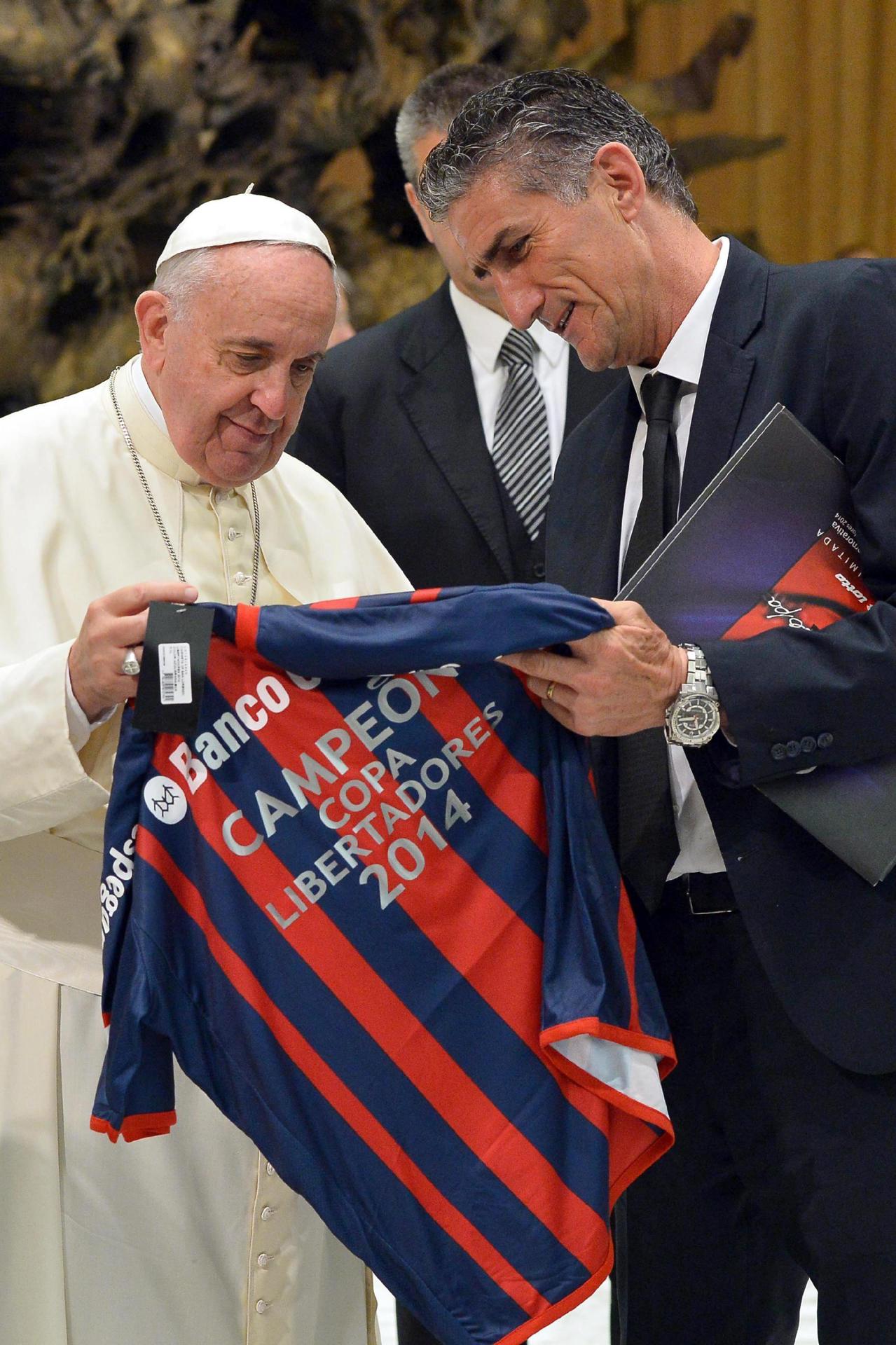 Fotografía facilitada por el Observador Romano que muestra al papa Francisco (i), recibiendo una camiseta de uno de los jugadores del equipo argentino de fútbol San Lorenzo, en 2014. EFE/Archivo